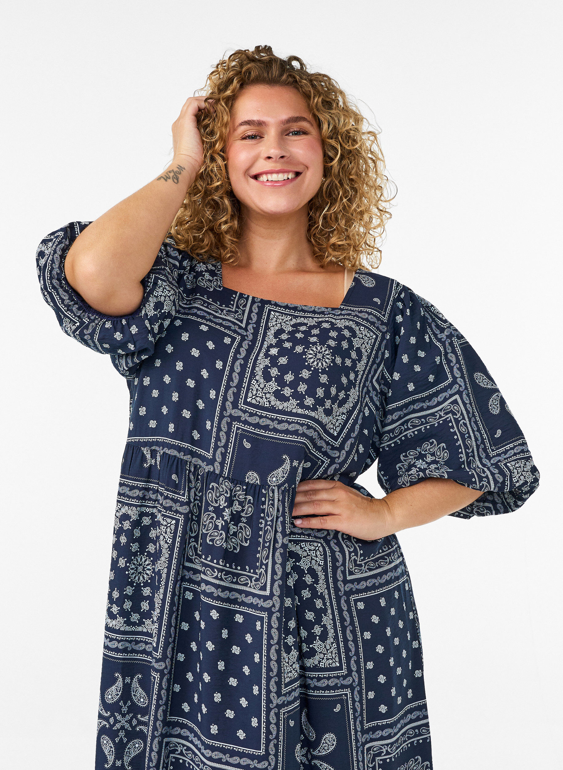 ZizziSukienka siegajaca kostek z wiskozy z nadrukiem paisley i kr&oacute;tkimi rekawami, Niebieskie, Model image number 2