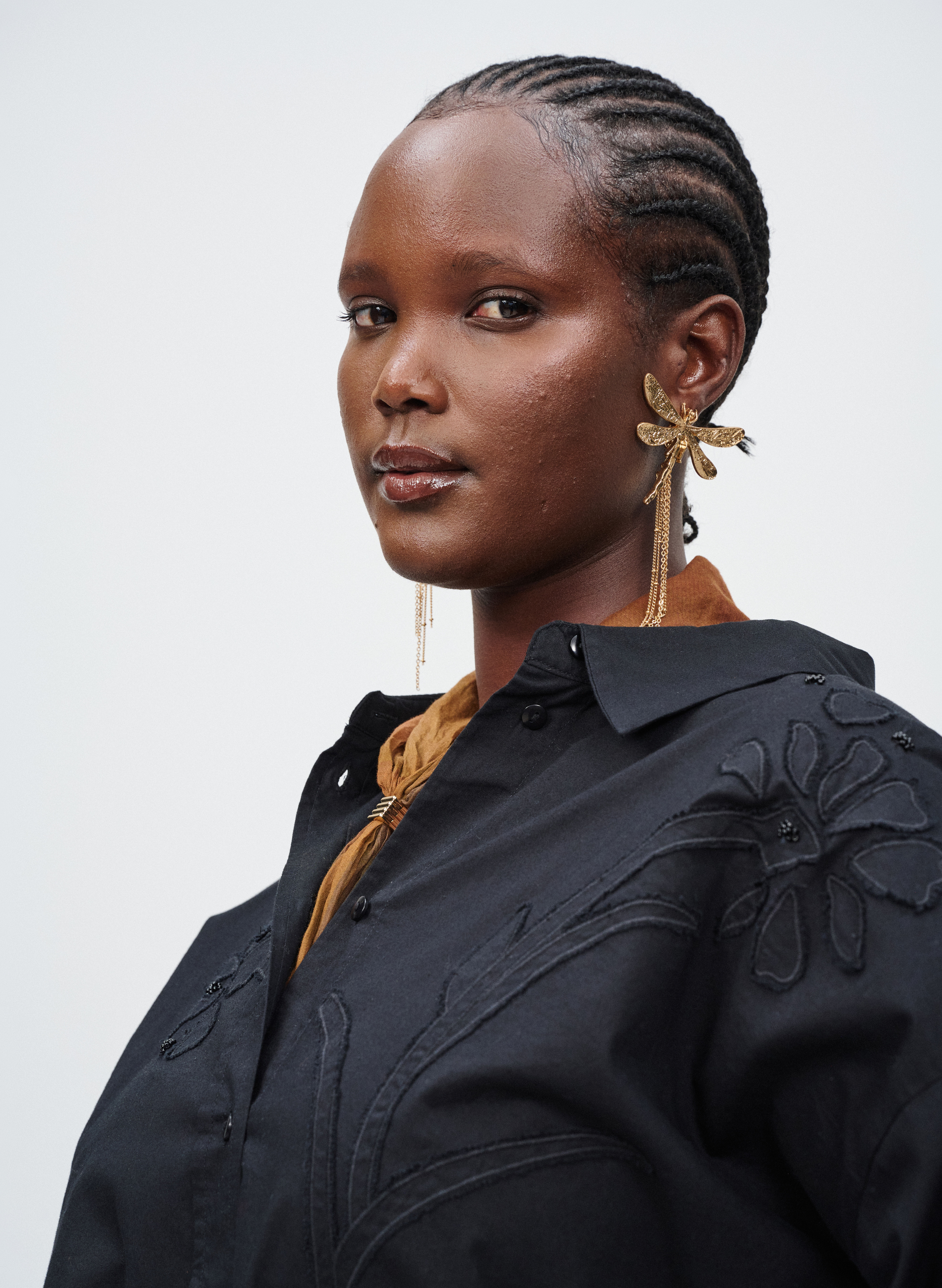 Zizzi Czarna koszula z kwiatowym haftem, , Model