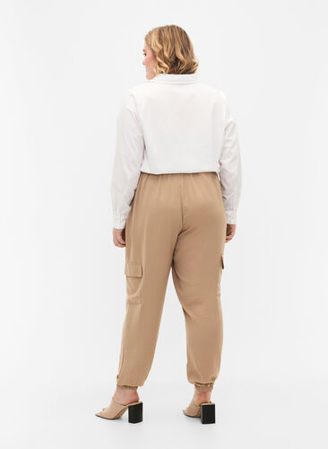 Jednolite spodnie bojówki z duzymi kieszeniami, Nomad, Model image number 1
