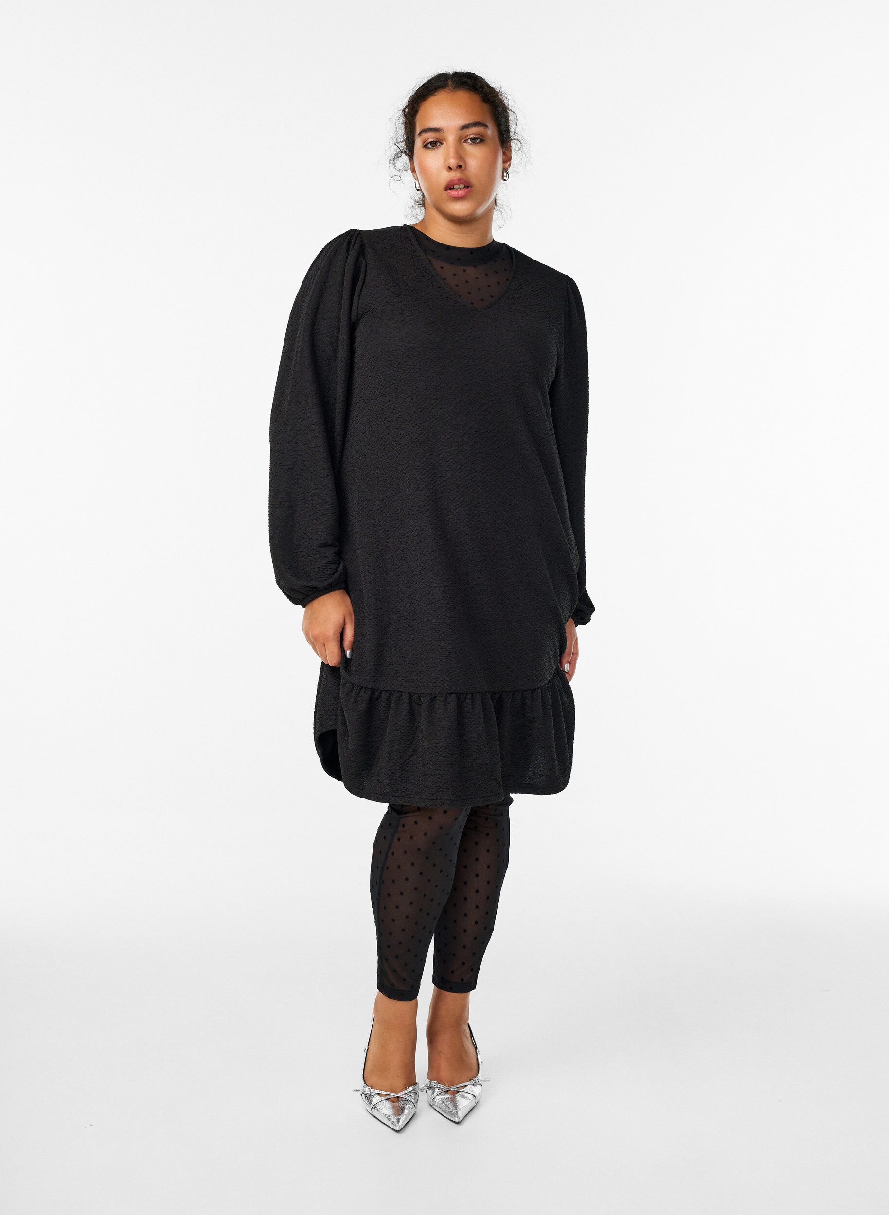 Zizzi Kr&oacute;tka teksturowana sukienka z falbana u dolu, Czarne, Model image number 1