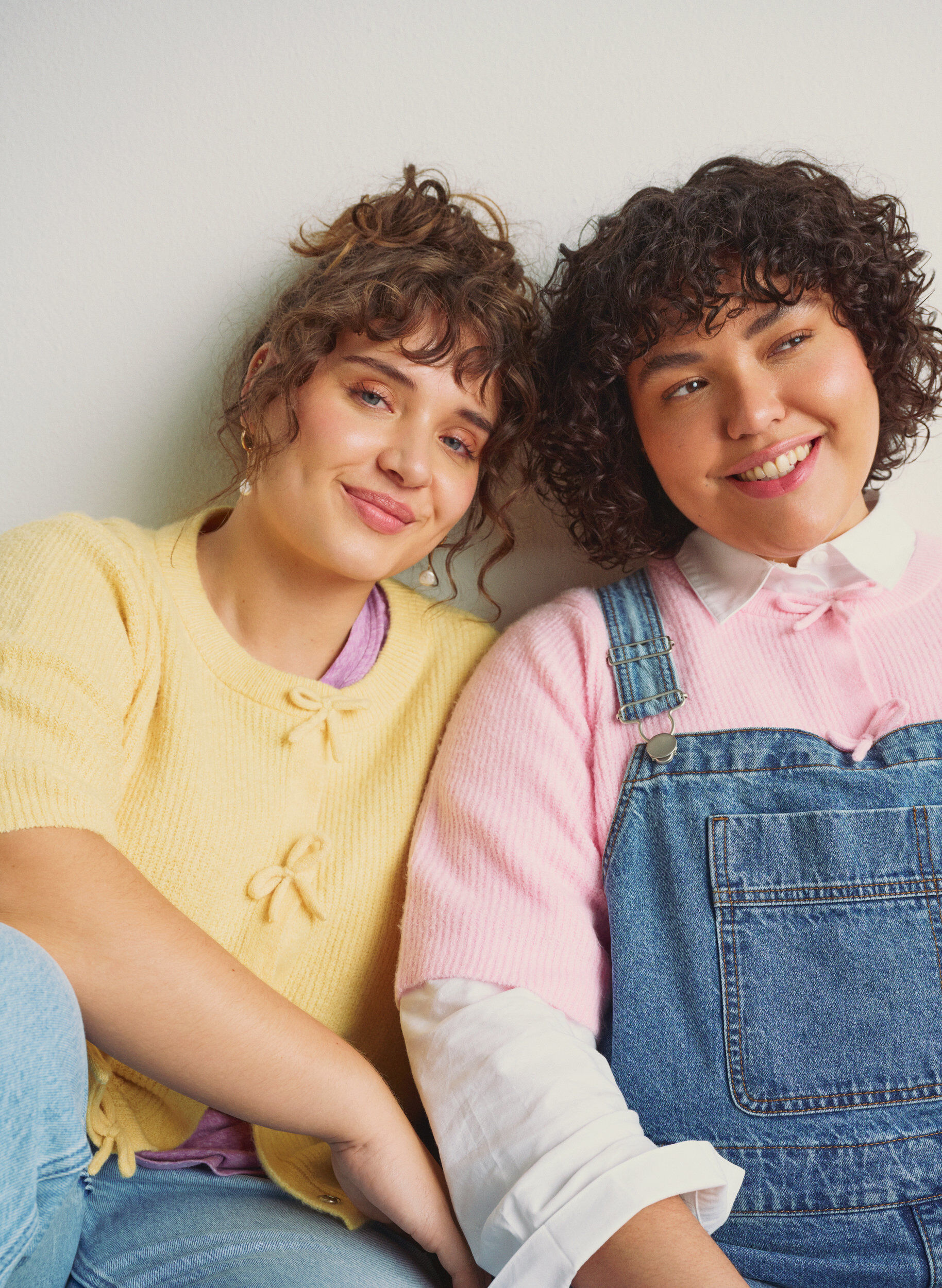 Kr&oacute;tki dzianinowy kardigan z kokardkami