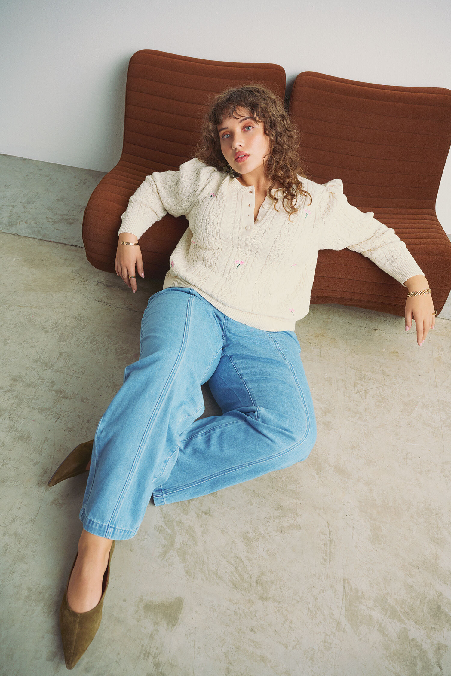 Dzianinowa bluzka z haftowanymi kwiatami, , Model