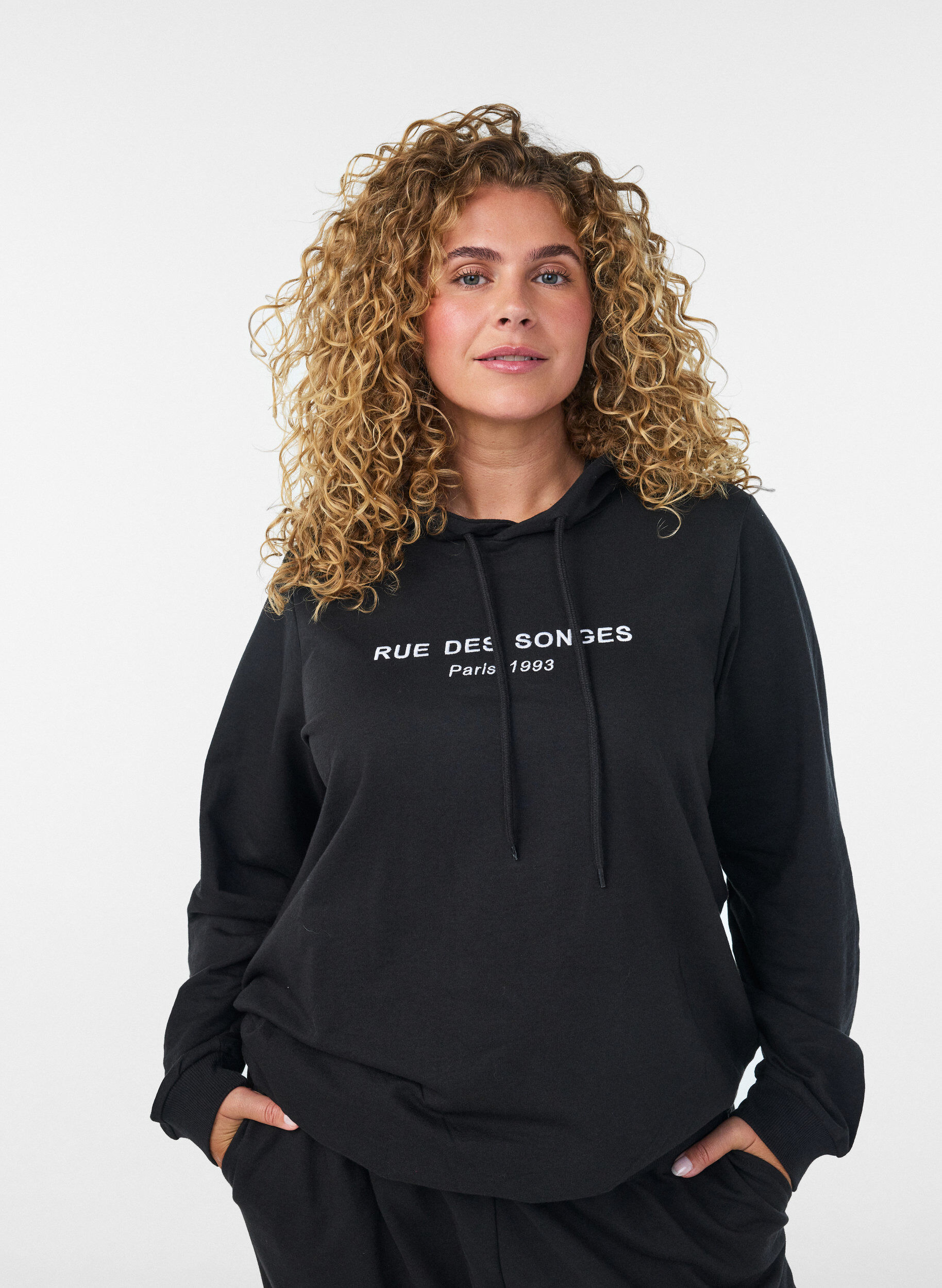 ZizziBluza z kapturem i nadrukiem, Czarne, Model image number 3