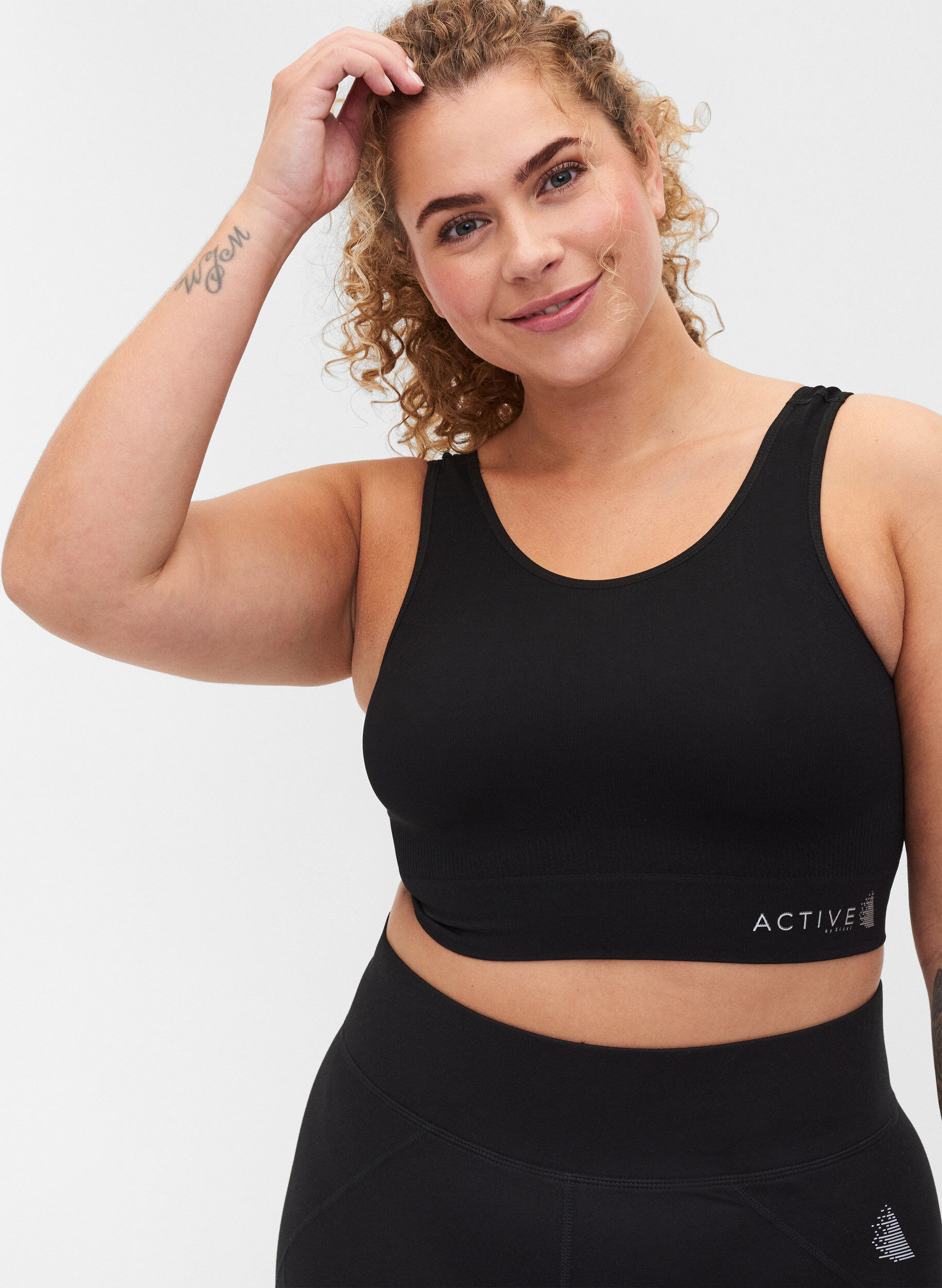Zizzi Plain crossback sports bra, Black, Model image number 2