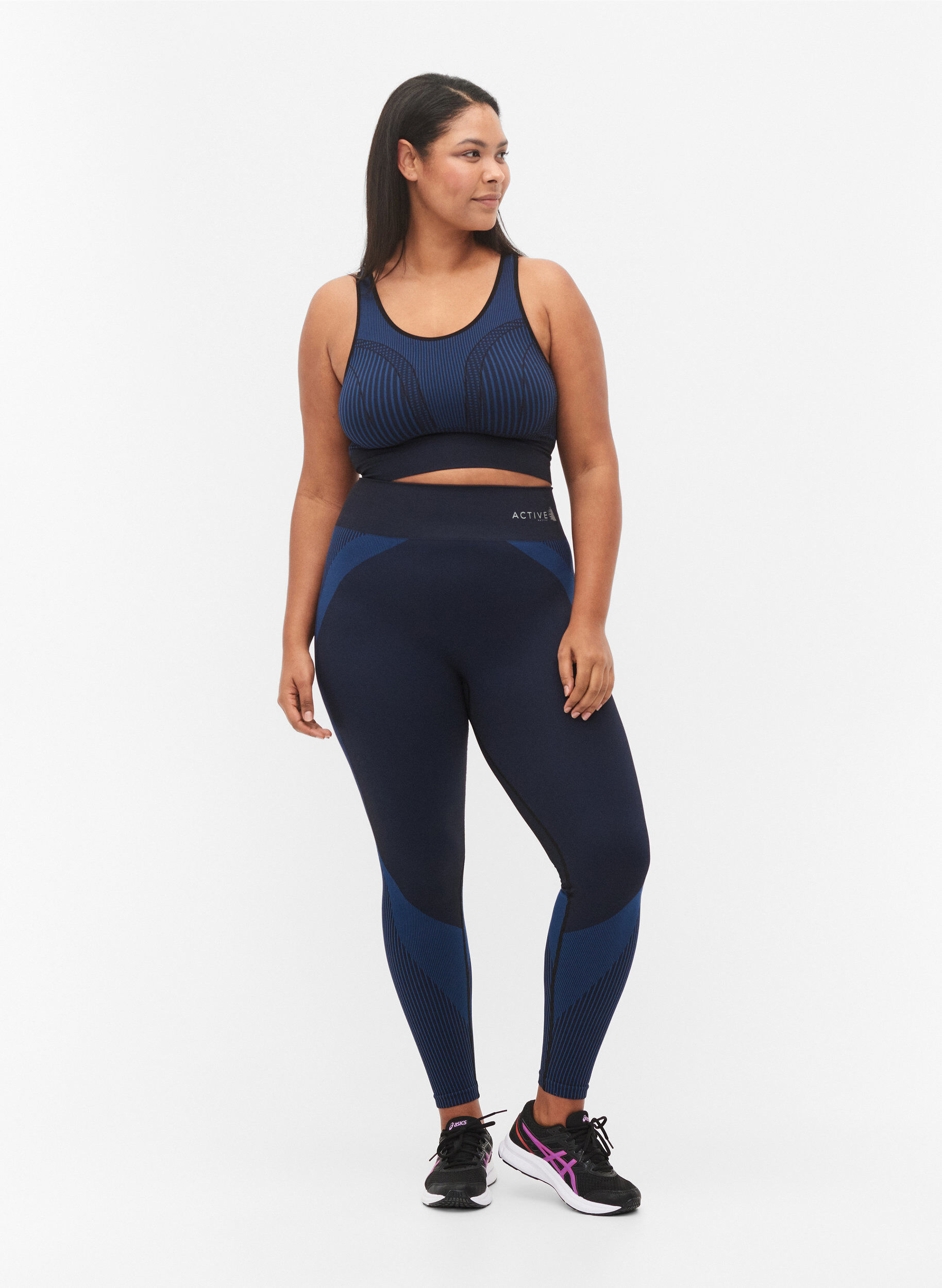 Zizzi Seamless sports bra with stripes, Black w. Blue Depths, Model image number 2