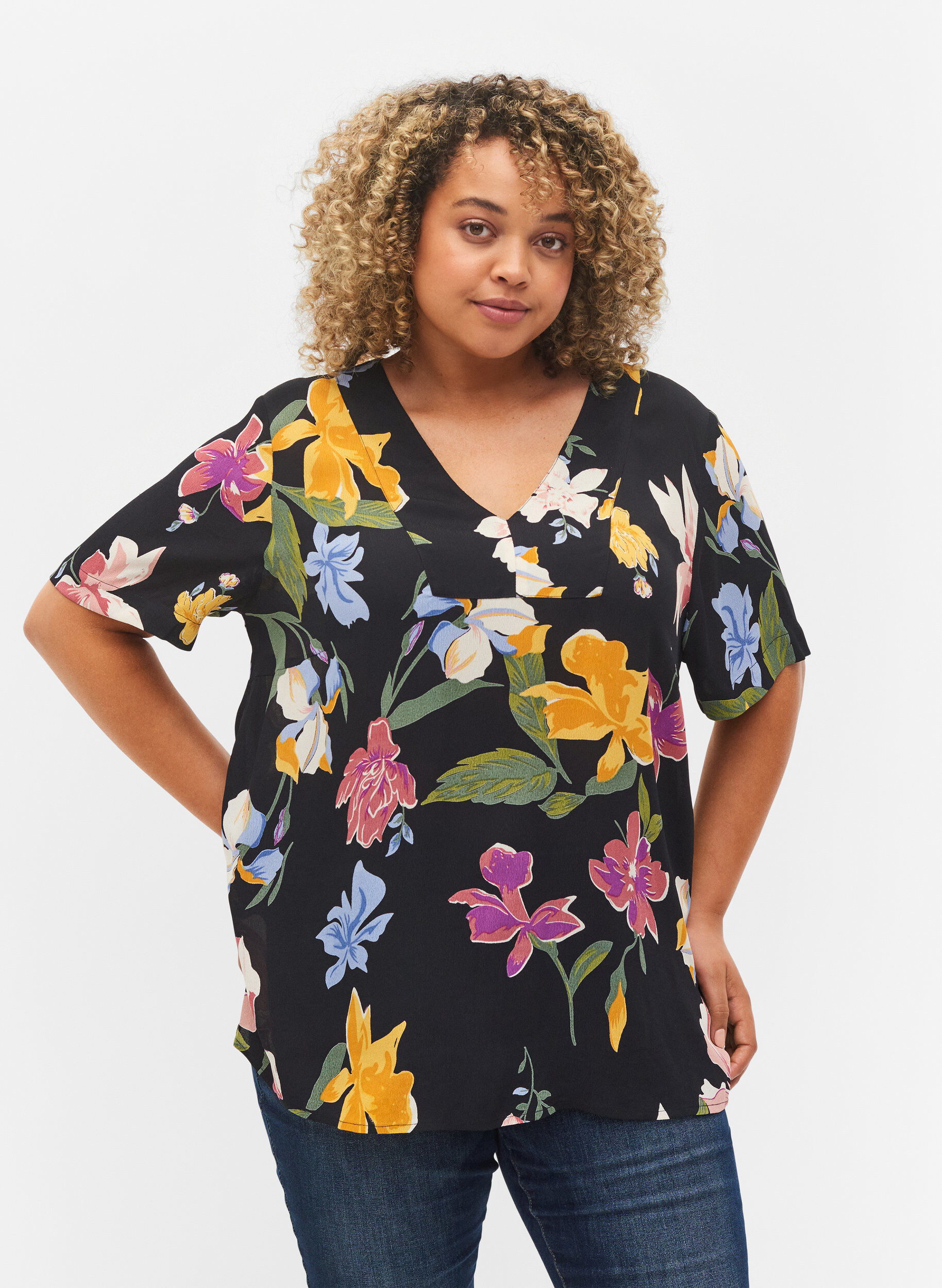 Zizzi Short-sleeved floral viscose blouse, Big Flower AOP, Model image number 0