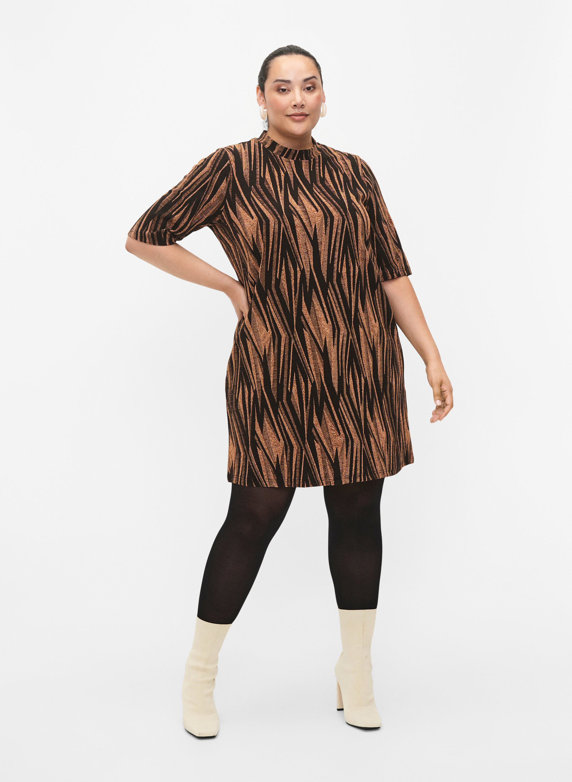 Zizzi Wzorzysta sukienka z brokatem i kr&oacute;tkimi rekawami, Black w. Copper, Model image number 2