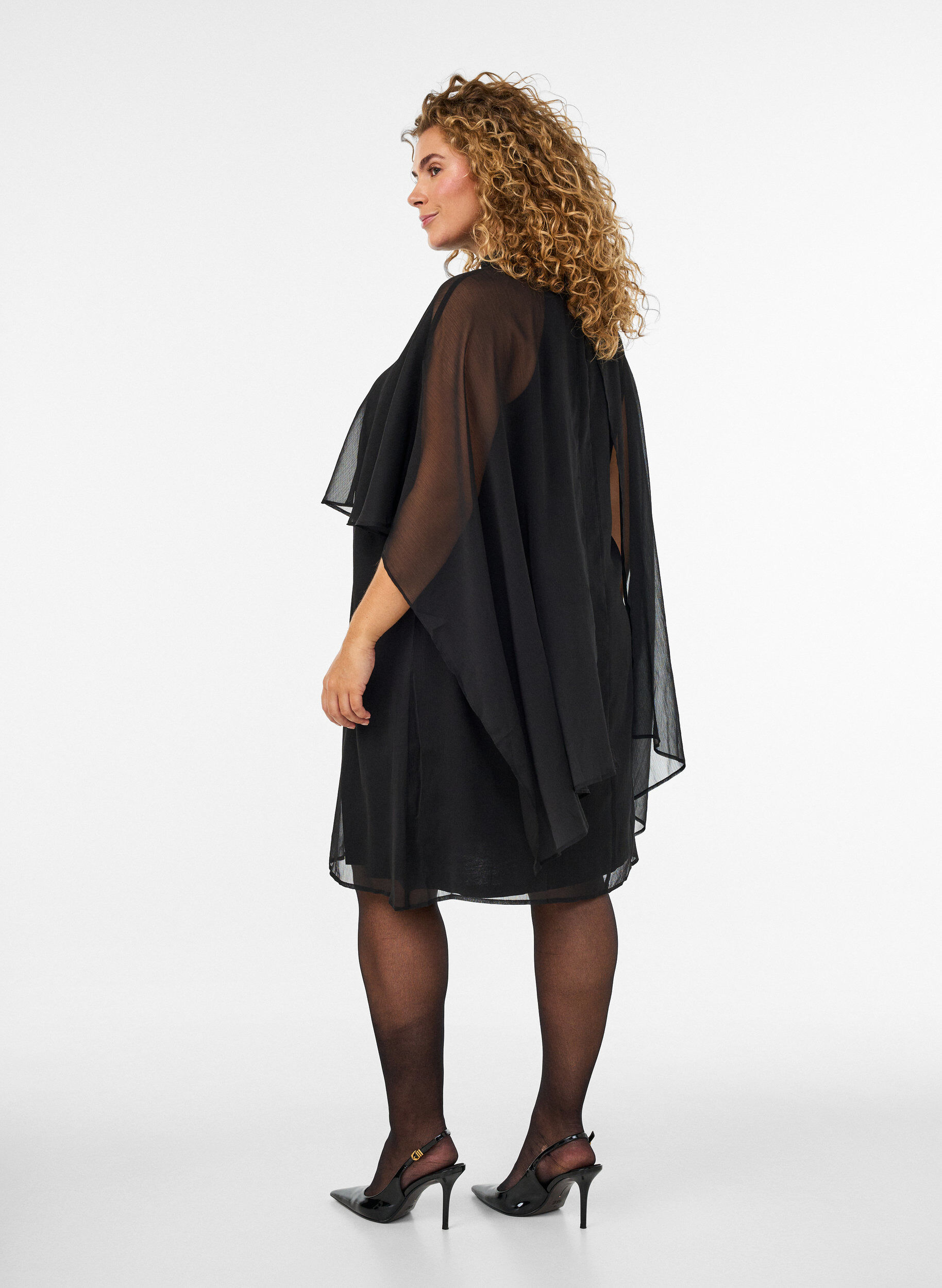 ZizziSzyfonowa sukienka do kolan z p&oacute;lprzezroczysta peleryna, Czarne, Model image number 2