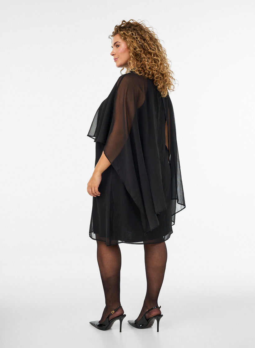 Szyfonowa sukienka do kolan z p&oacute;lprzezroczysta peleryna, Czarne, Model image number 2
