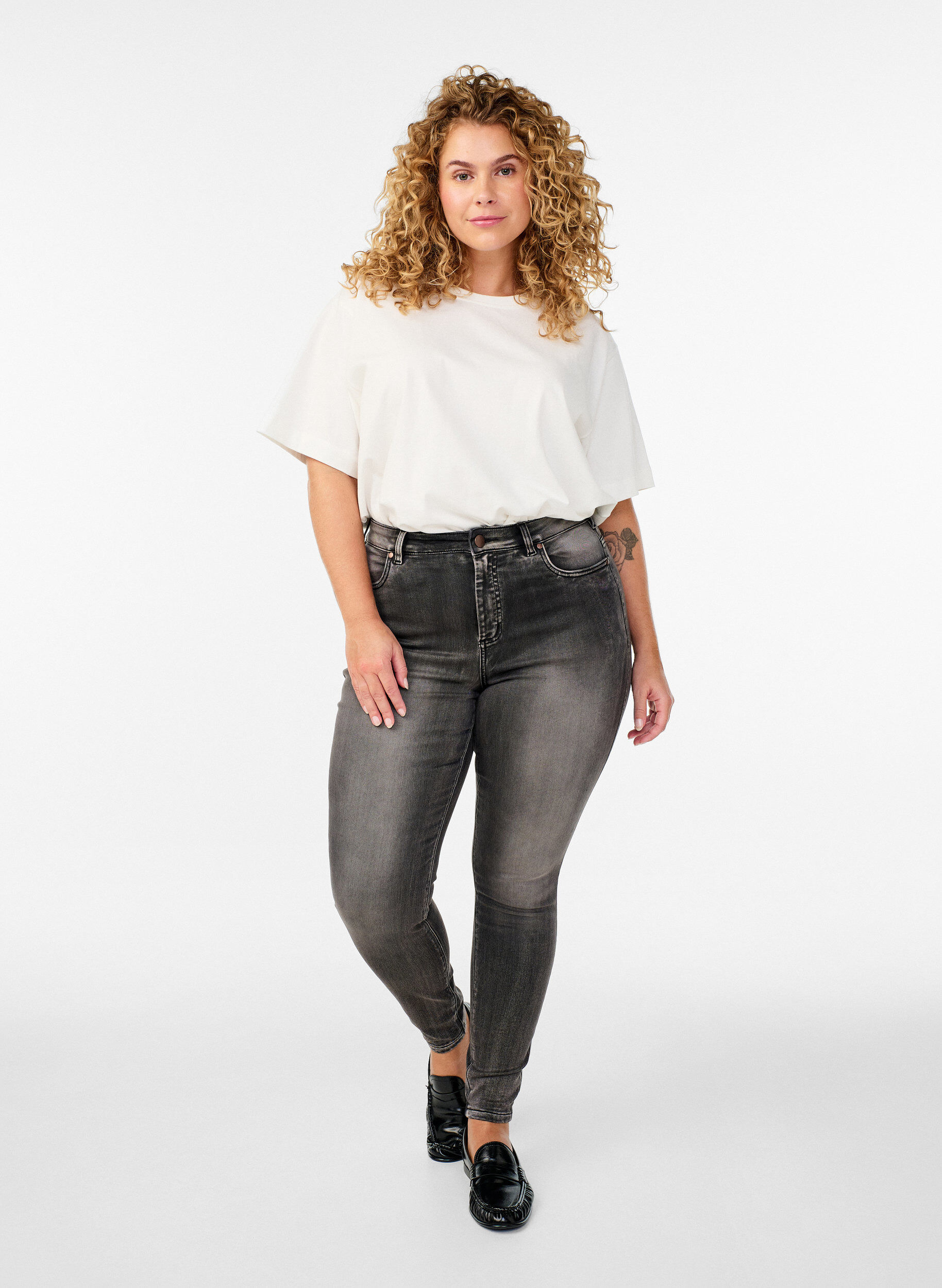 Jeansy Amy super slim z wysokim stanem, Ciemnoszary, Model