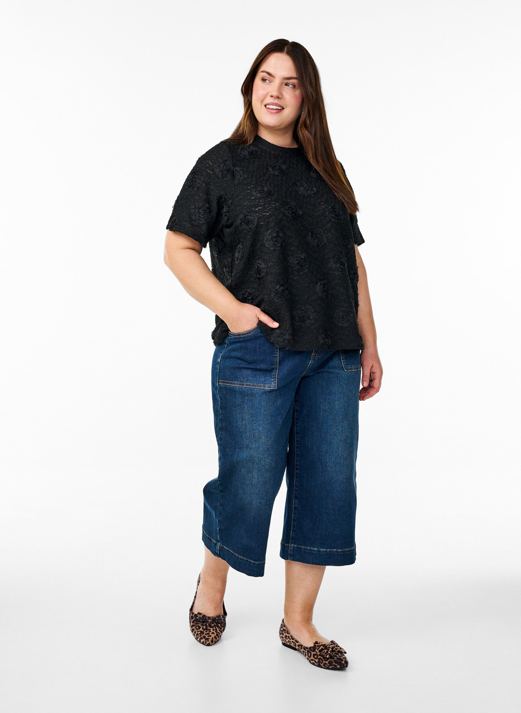 Zizzi Bluzka z kwiatami 3D i kr&oacute;tkimi rekawami, Czarne, Model image number 1