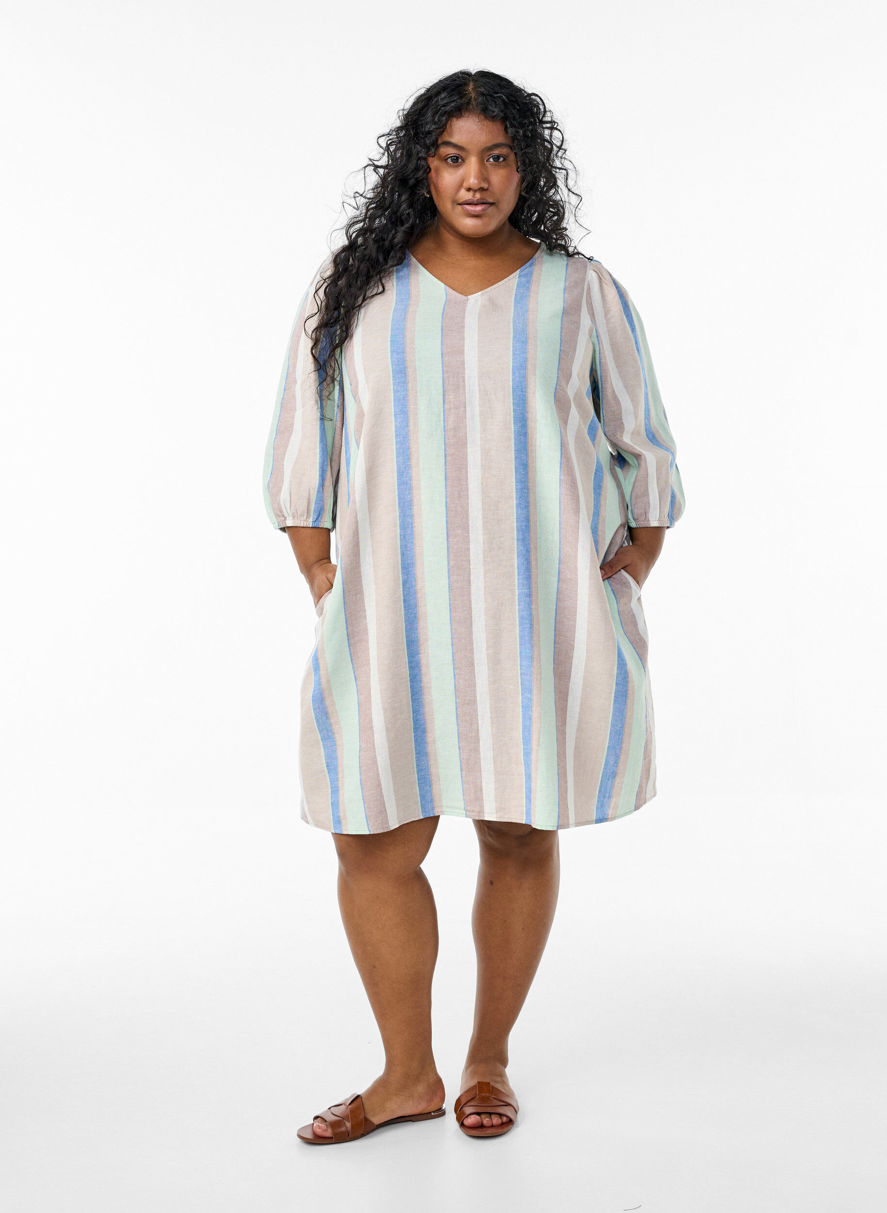 Zizzi Kr&oacute;tka sukienka z lnu i wiskozy z rekawami 3/4, Niebieskie, Model image number 1