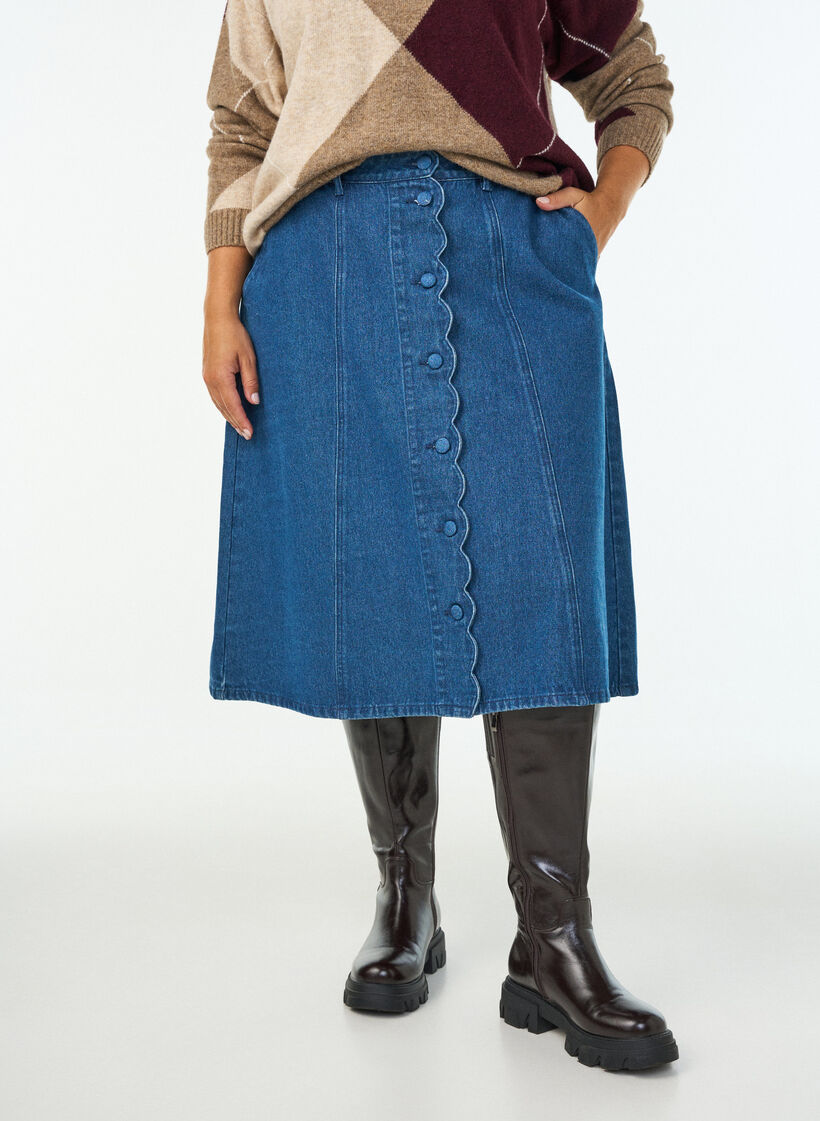 Sp&oacute;dniczka z niebieskiego denimu w kroju A z falbana z guzik&oacute;w, Niebieskie, Model image number 2