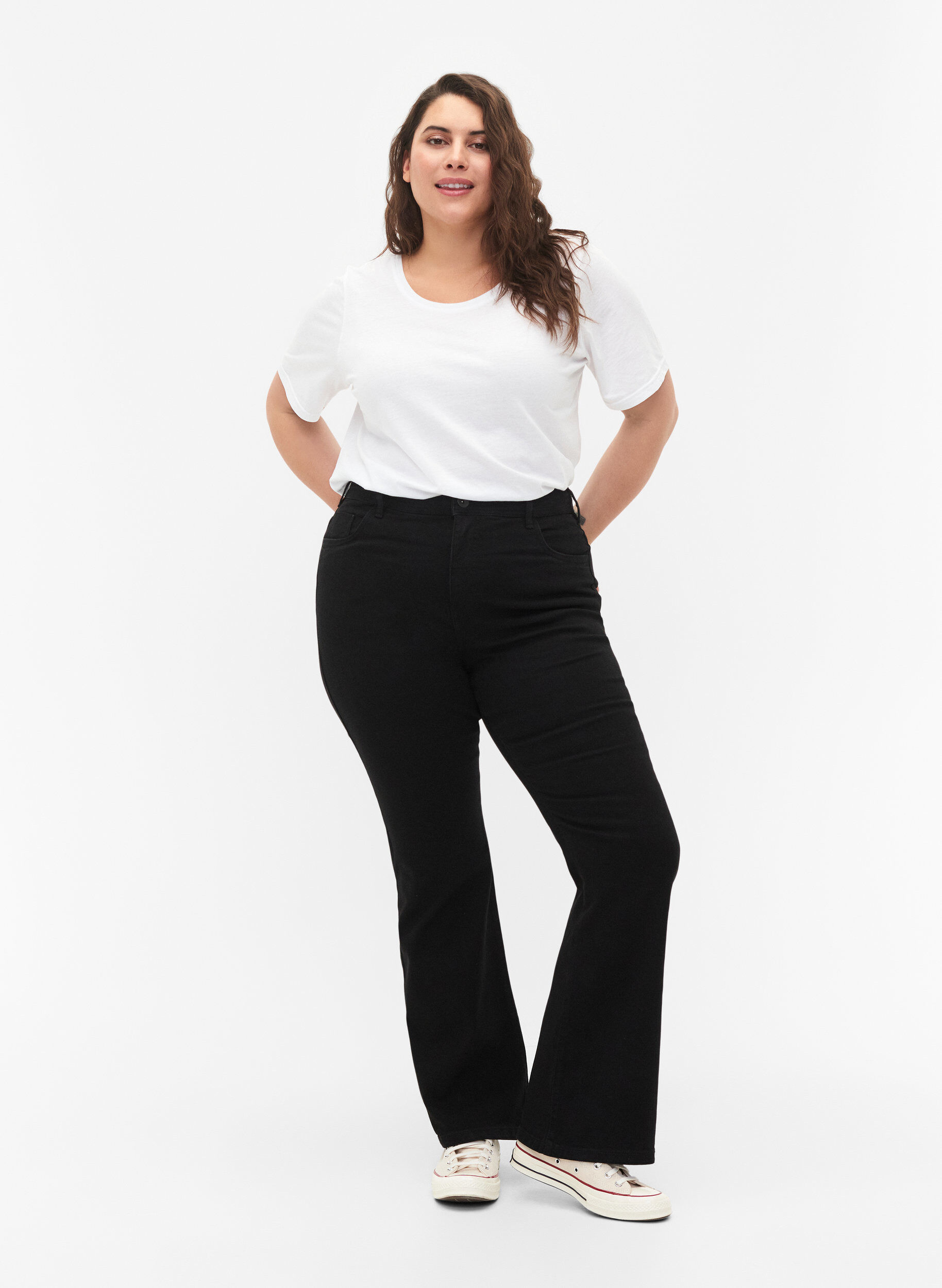 Jeansy o wysokiej talii z rozcieciem na buty, Czarne, Model