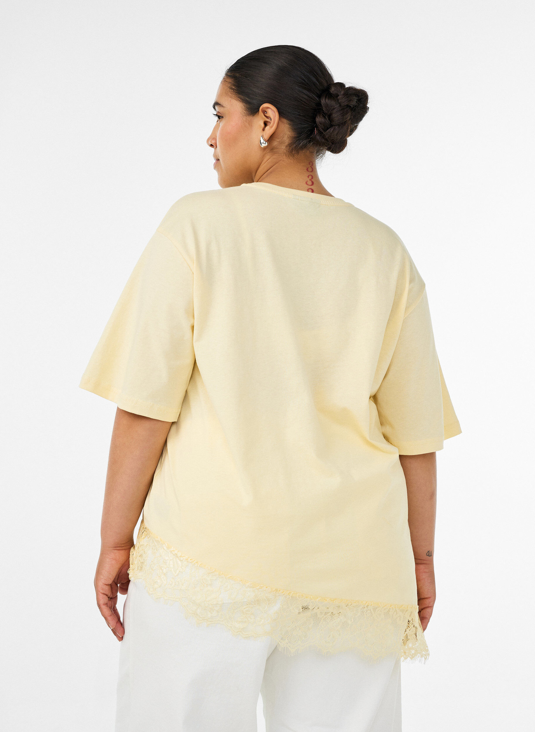 ZizziT-shirt z asymetrycznym koronkowym wykonczeniem, Ż&oacute;łty, Model image number 2