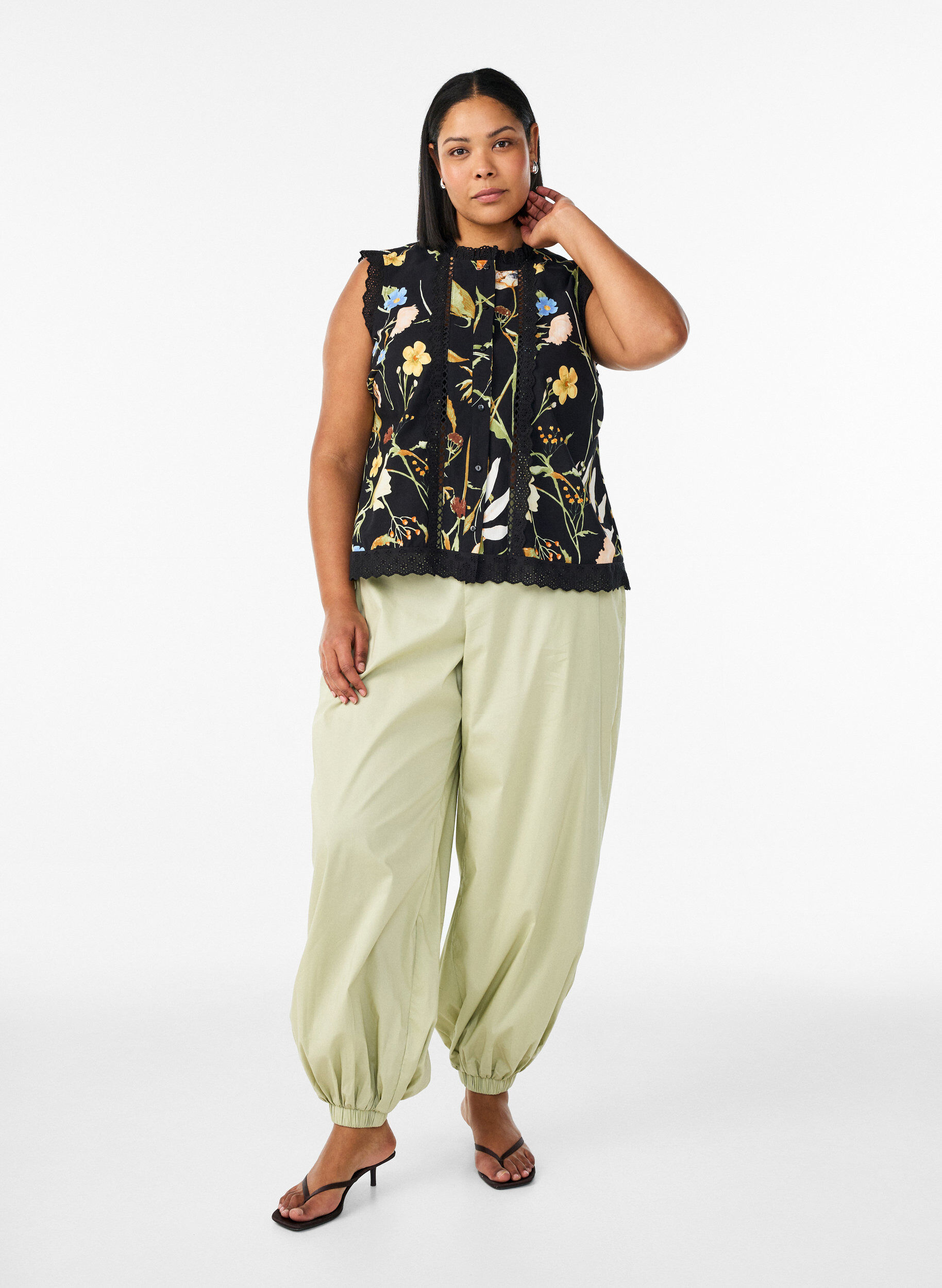 Zizzi Bluzka bawelniana bez rekaw&oacute;w z kwiatowym nadrukiem i haftami broderie anglaise, Czarne, Model image number 1