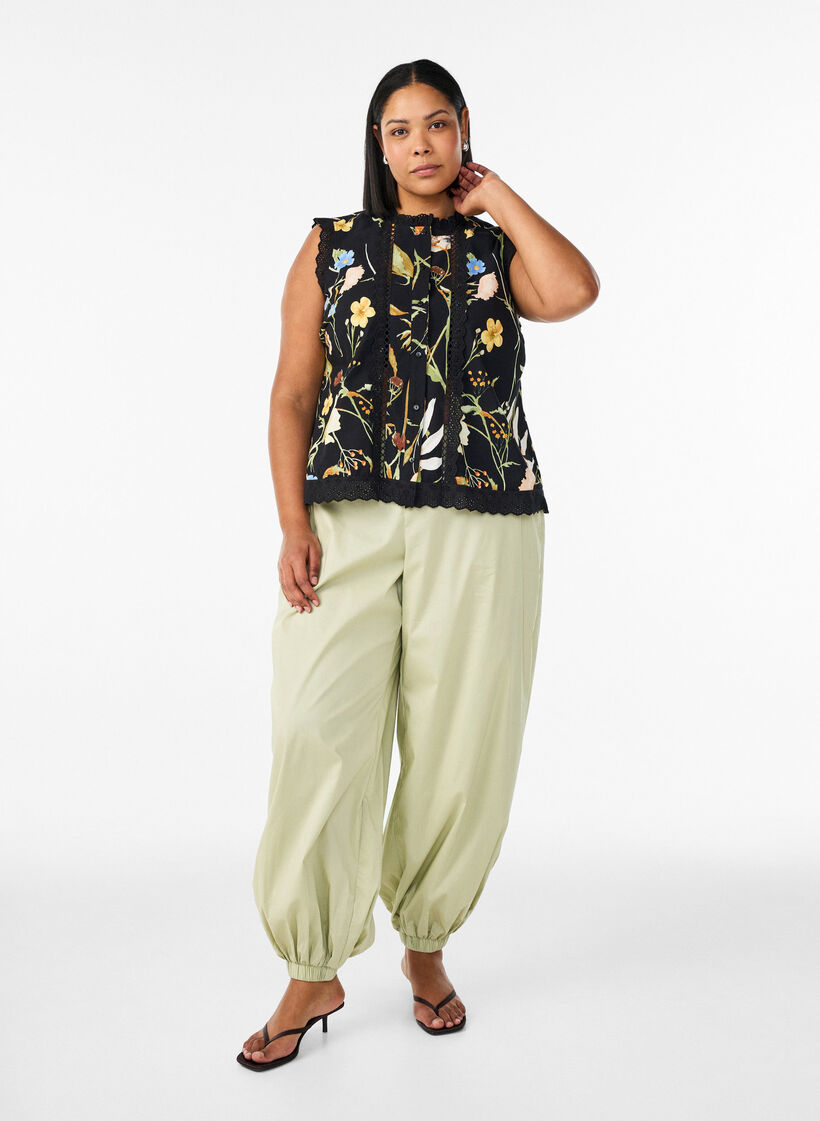 Bluzka bawelniana bez rekaw&oacute;w z kwiatowym nadrukiem i haftami broderie anglaise, Czarne, Model image number 1