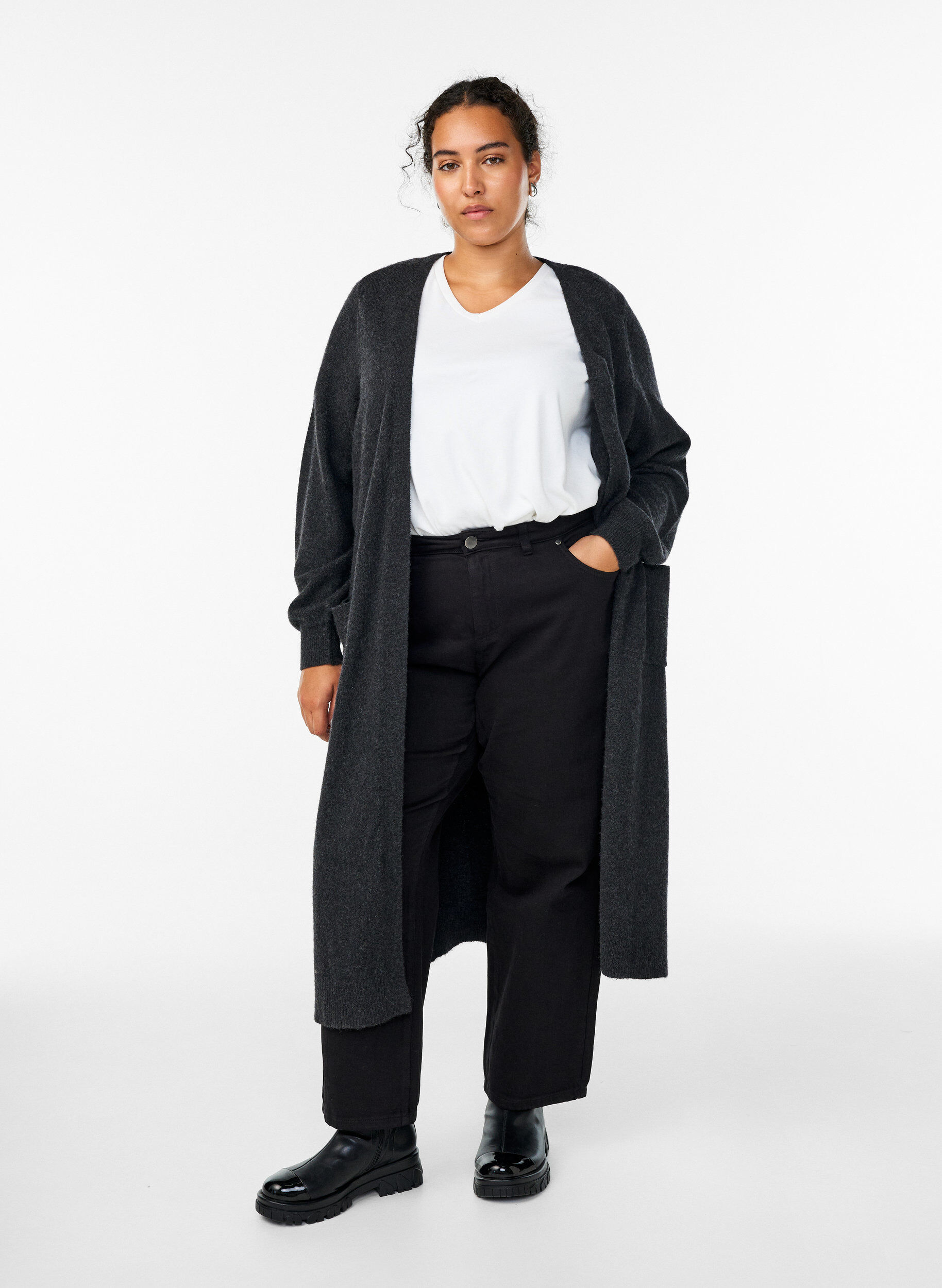 Dlugi dzianinowy kardigan z kieszeniami, Ciemnoszary, Model