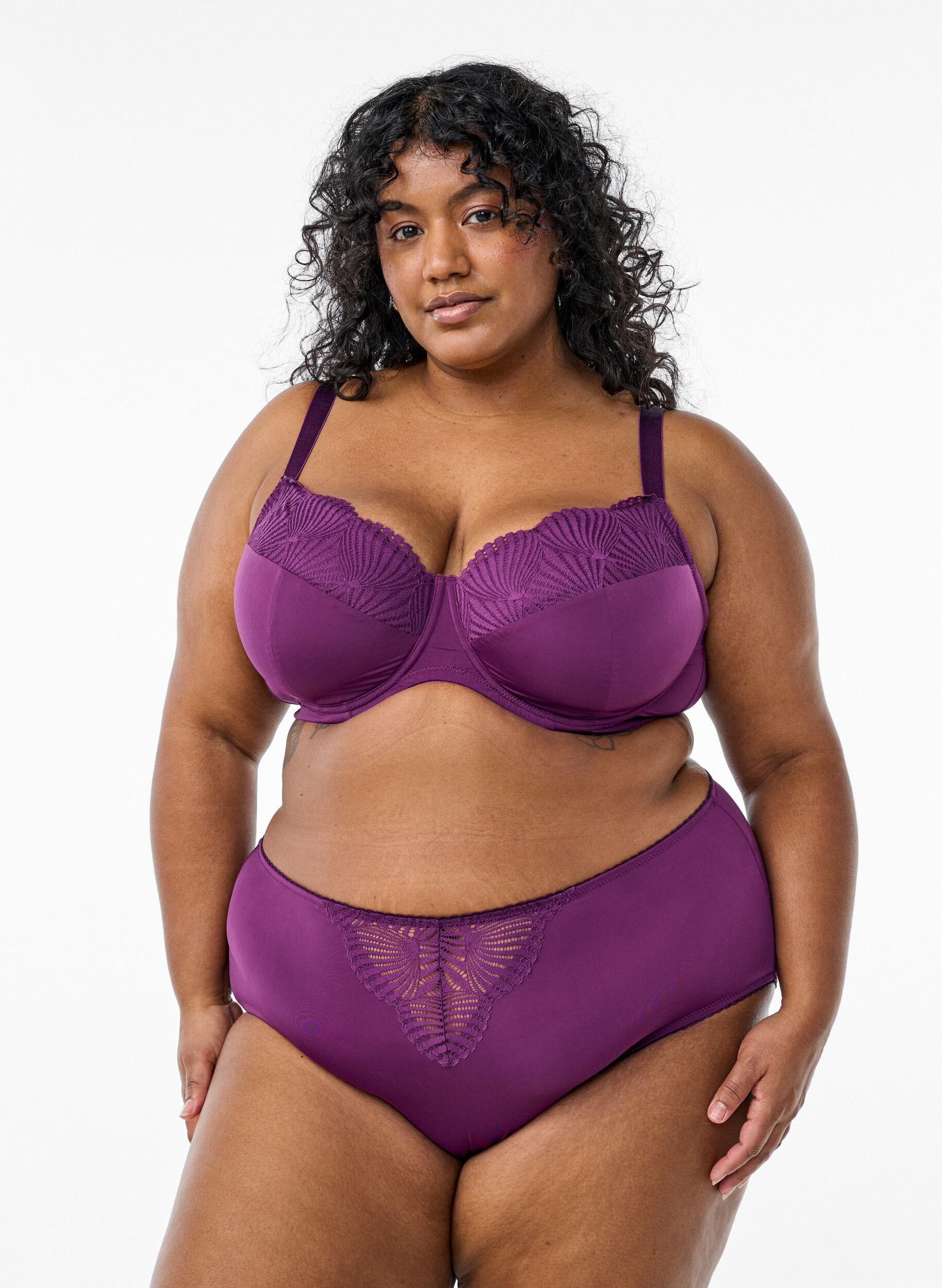 Figi z mikrofibry z koronkowymi detalami, Ciemnobordowy, Model