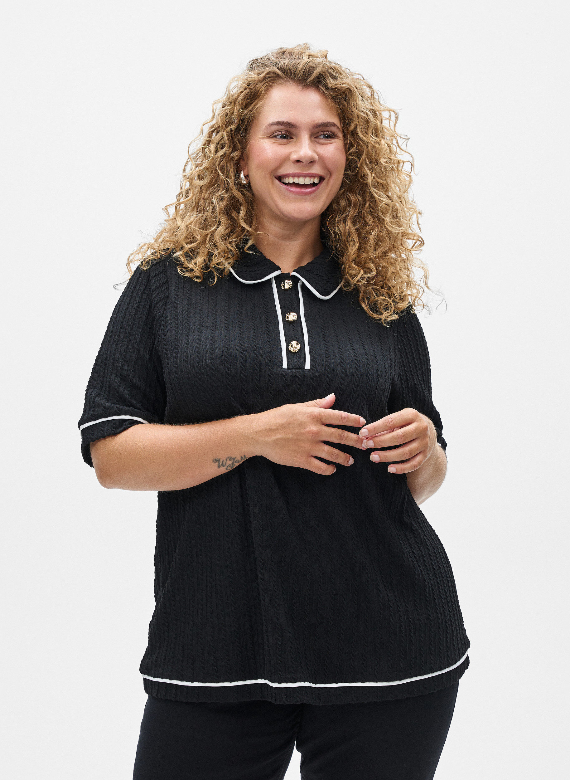 Pikowana koszulka polo z kontrastowymi wykonczeniami, Czarne, Model