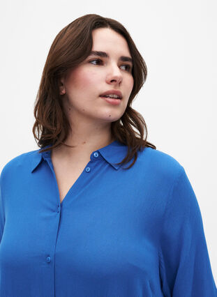 Wiskozowa sukienka koszulowa z krótkimi rekawami, Victoria blue, Model image number 2