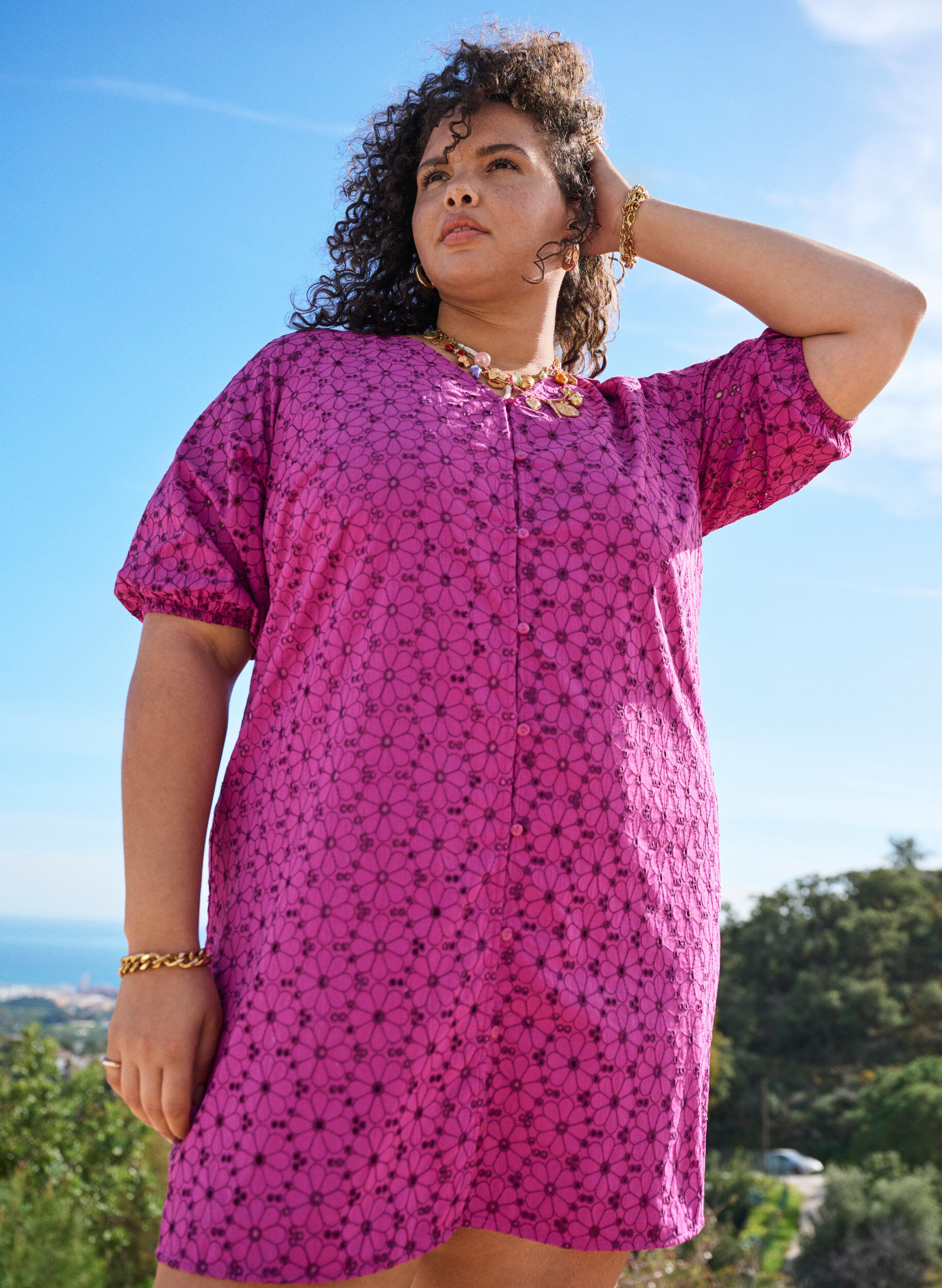 Zizzi Kr&oacute;tka sukienka z kwiecistym haftem, Fioletowy, Image image number 0