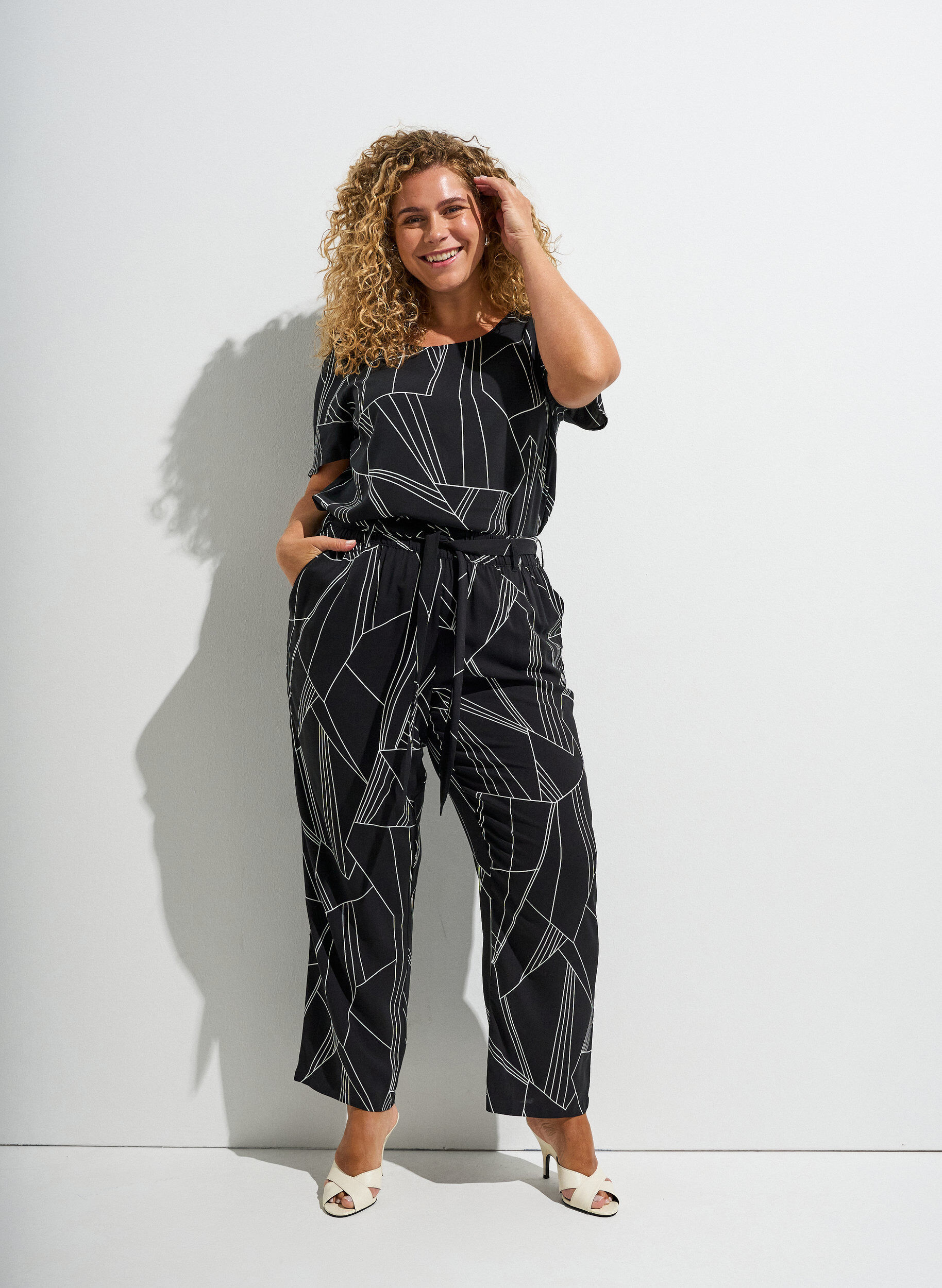 FLASH - Bluzka z wiskozy z kr&oacute;tkim rekawem i nadrukiem