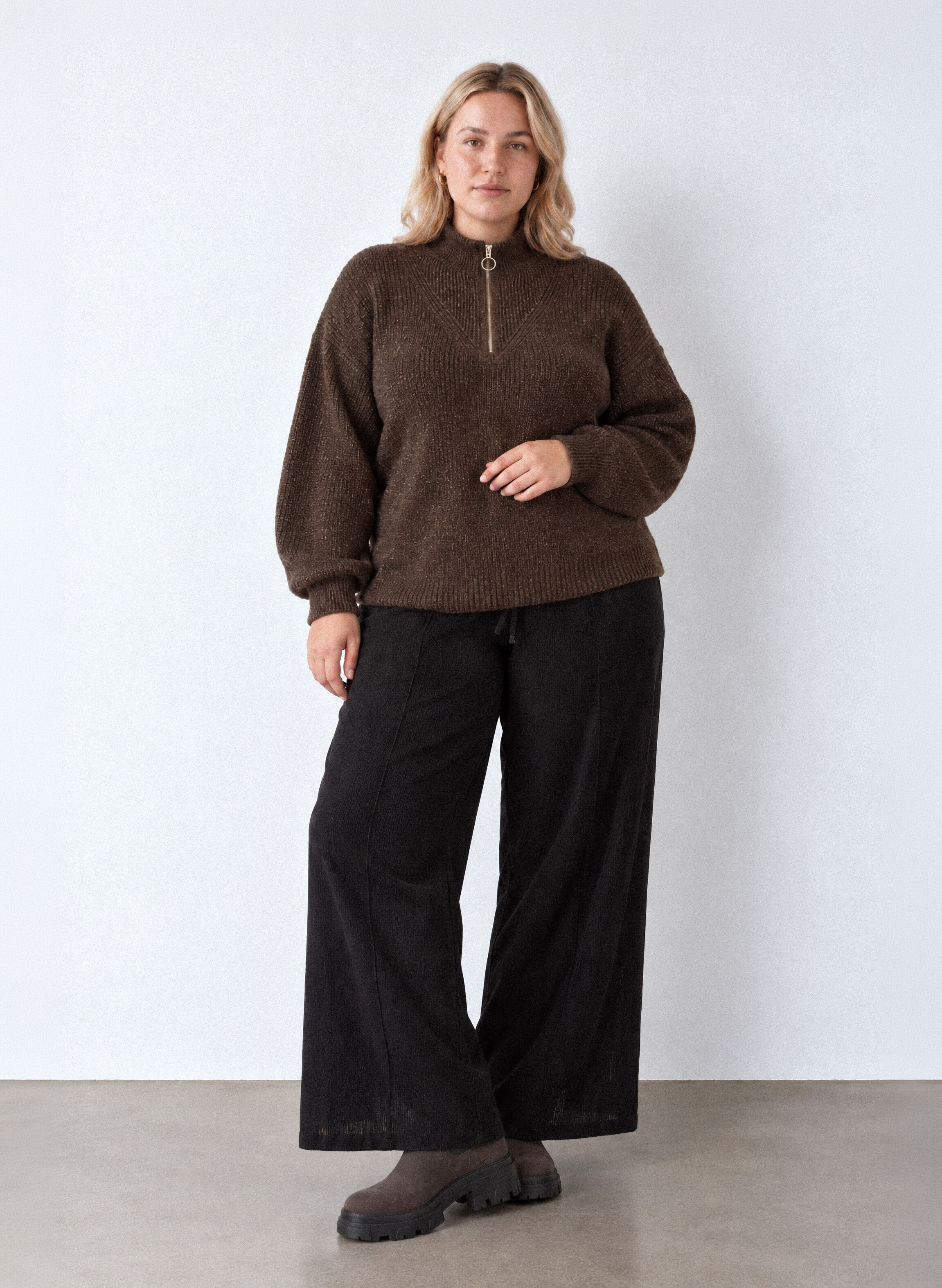 Swobodna elegancja w odcieniach ziemi, , Model