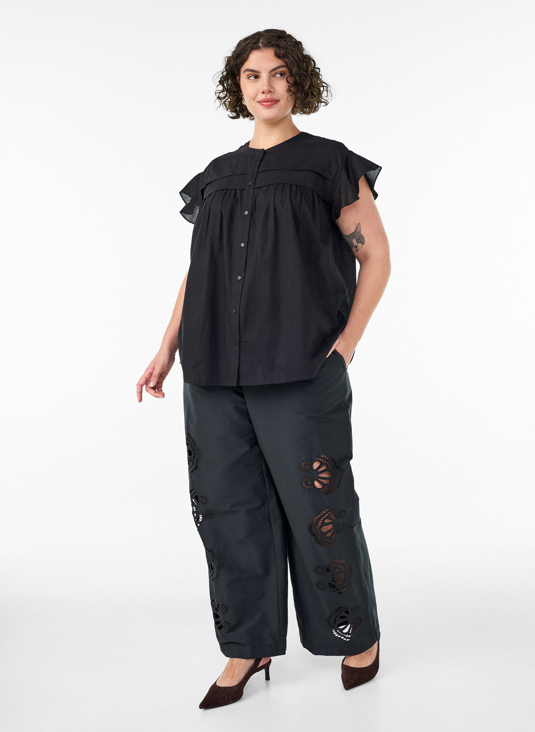ZizziBawelniana trapezowa bluzka bez rekaw&oacute;w, Czarne, Model image number 1