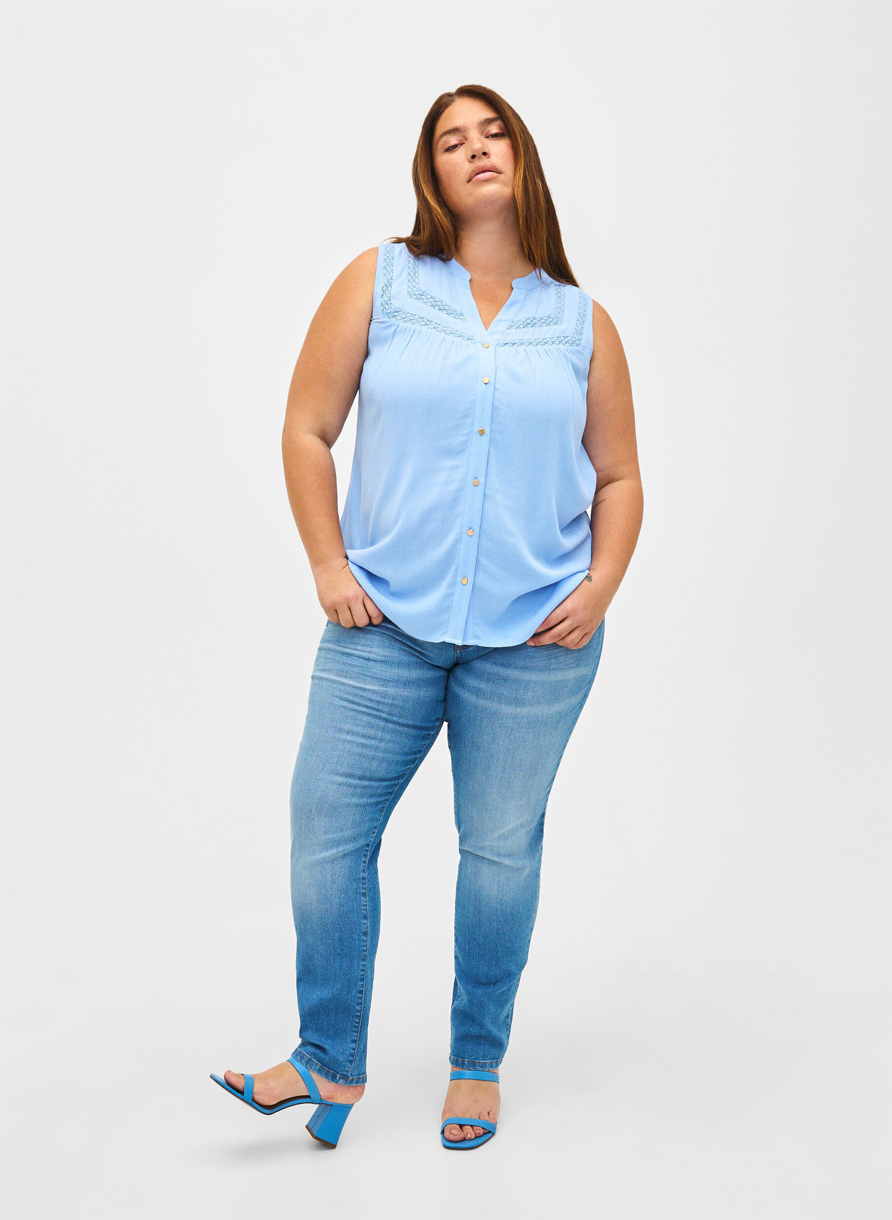 Zizzi Wiskozowa bluzka bez rekaw&oacute;w z szydelkowym detalem, Serenity, Model image number 2