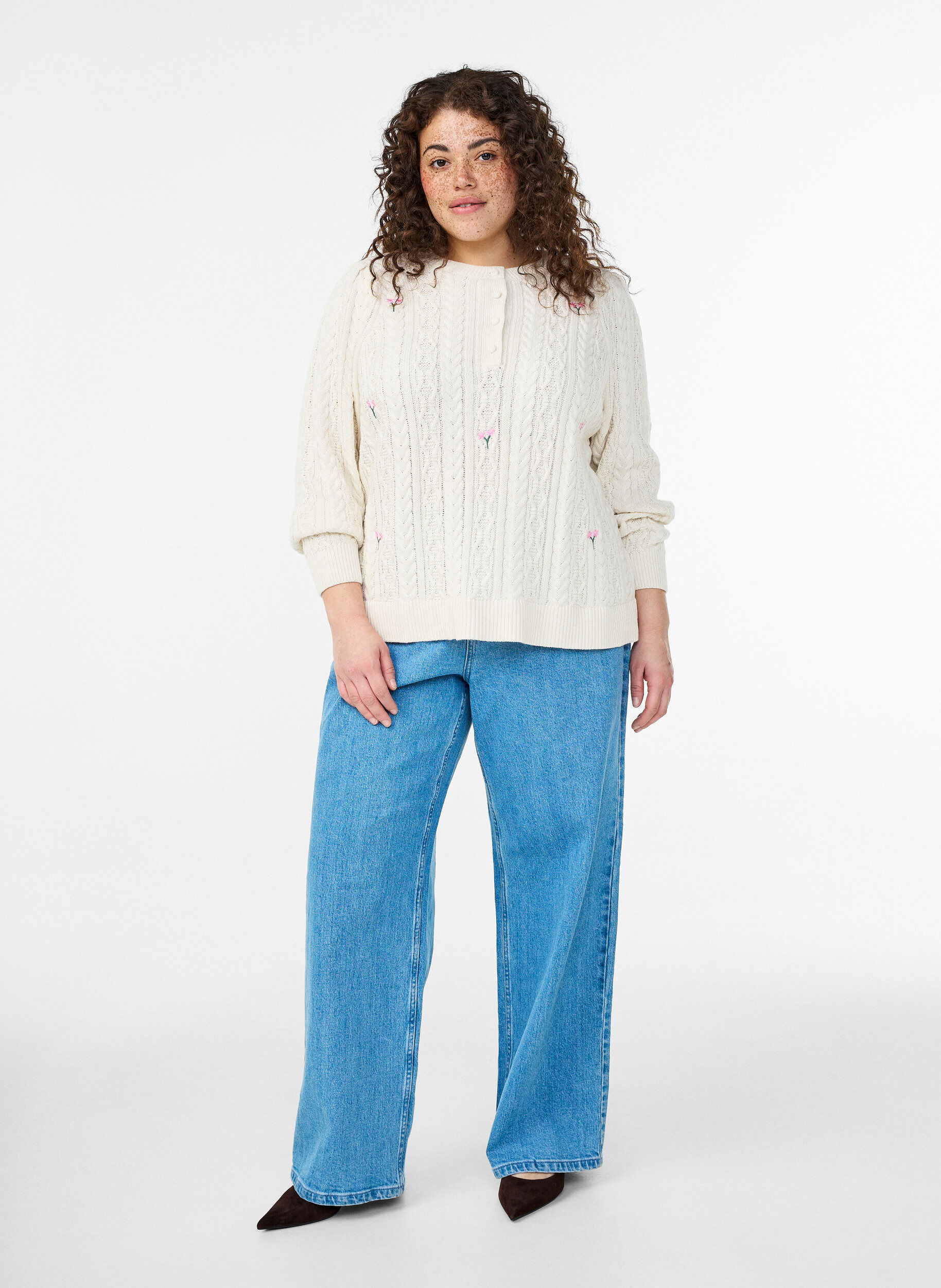 Zizzi Bluzka dzianinowa z wzorem kablowym i haftowanymi kwiatami, Biały, Model image number 1