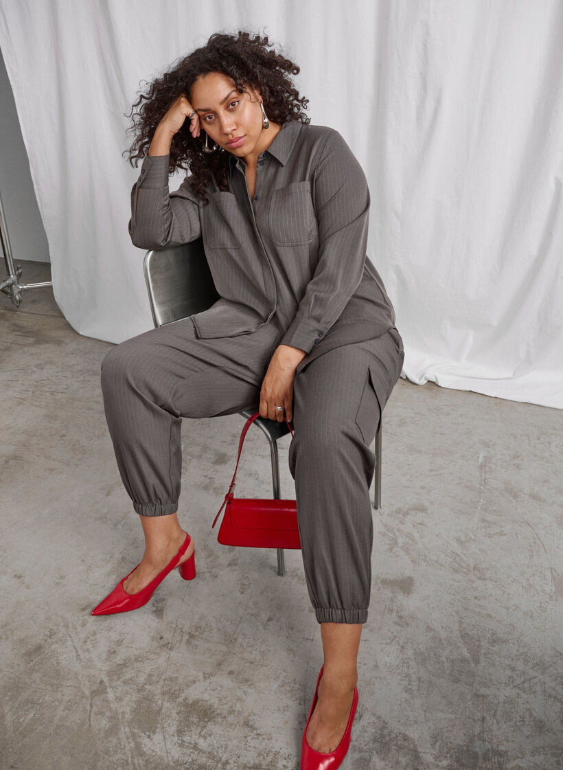 Spodnie z kieszeniami cargo i elastyczna talia, Ciemnoszary, Image image number 0