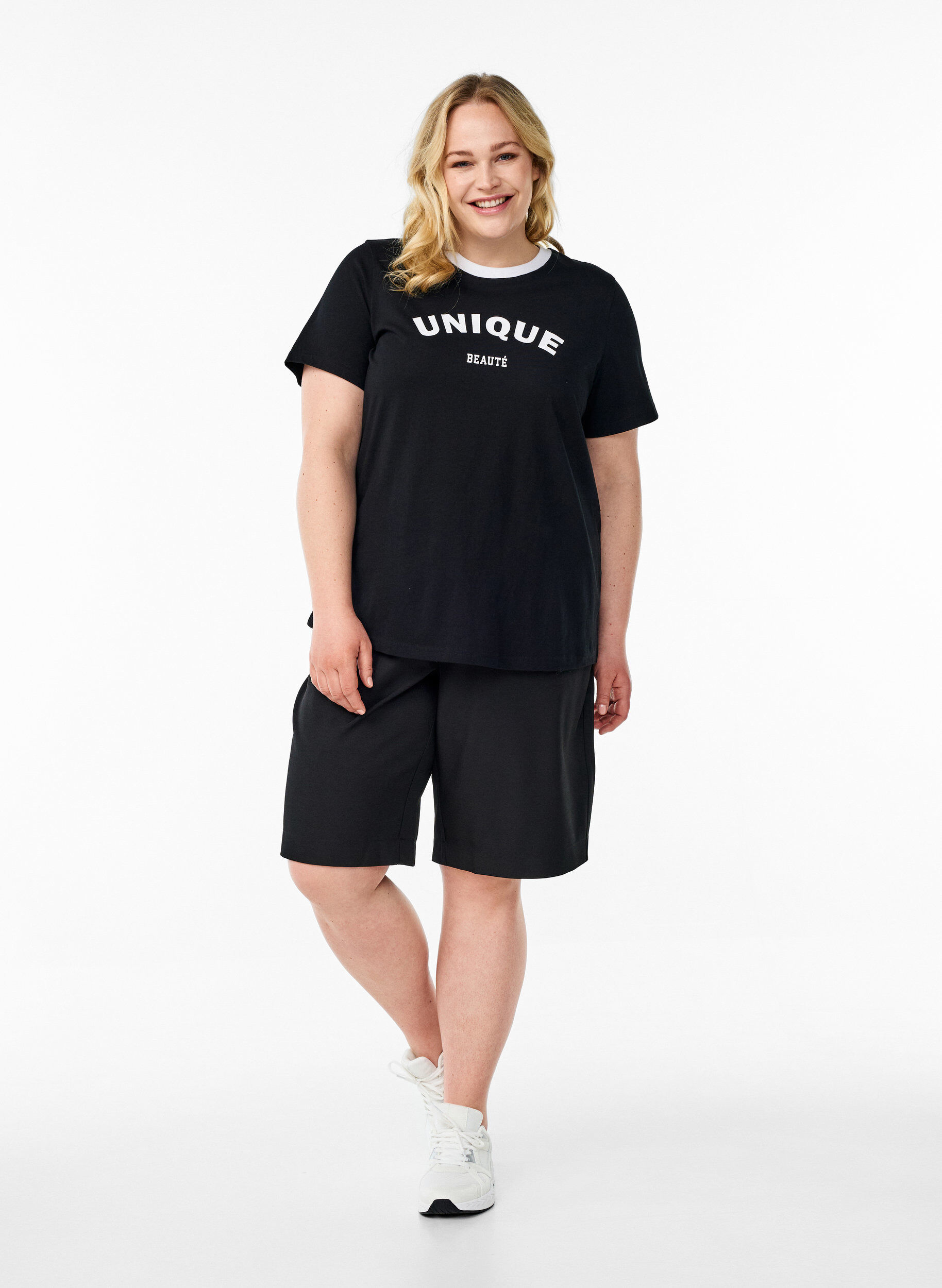 Zizzi T-shirt z tekstem i kontrastowym wykonczeniem, Czarne, Model image number 1