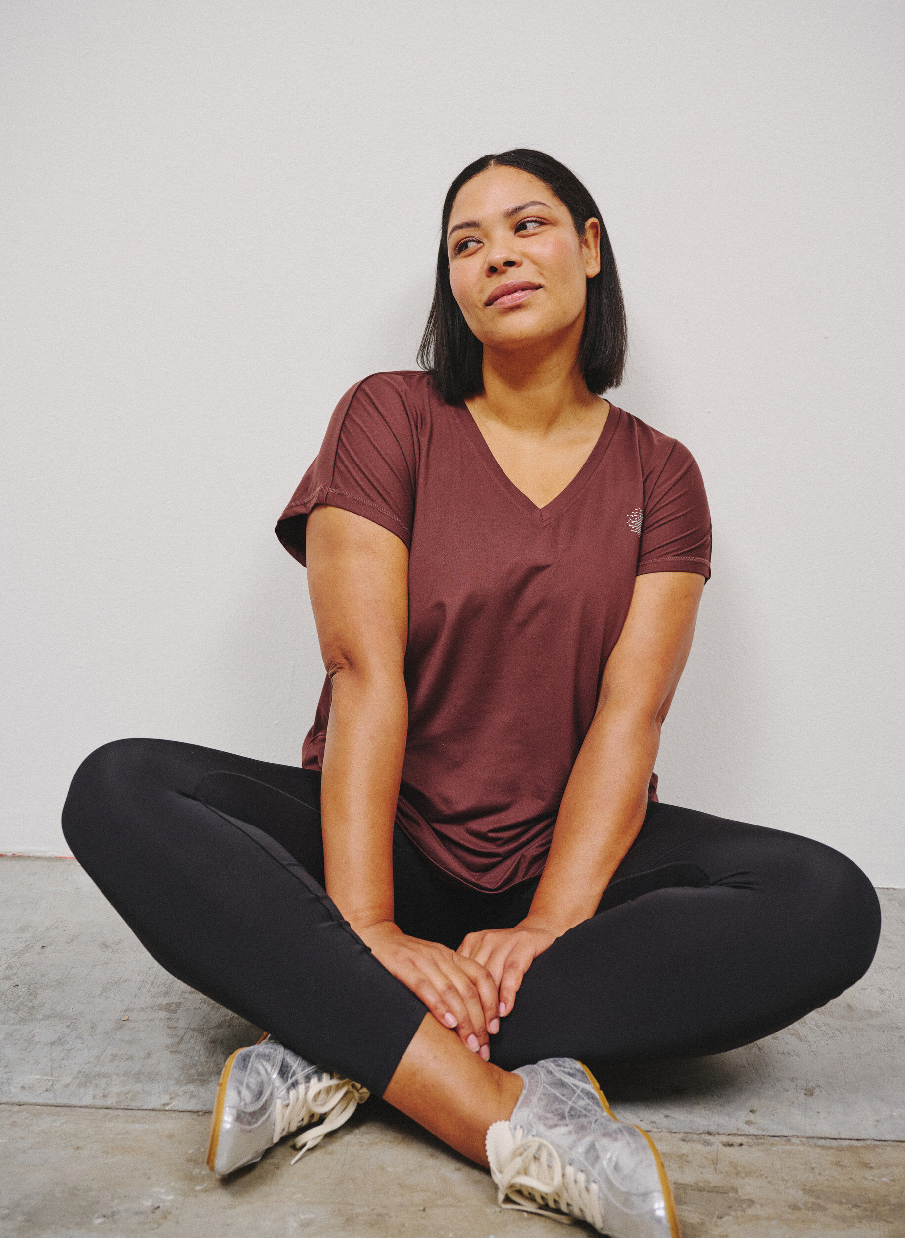 ZizziLuzna koszulka treningowa z dekoltem w szpic, Brązowy, Image image number 0