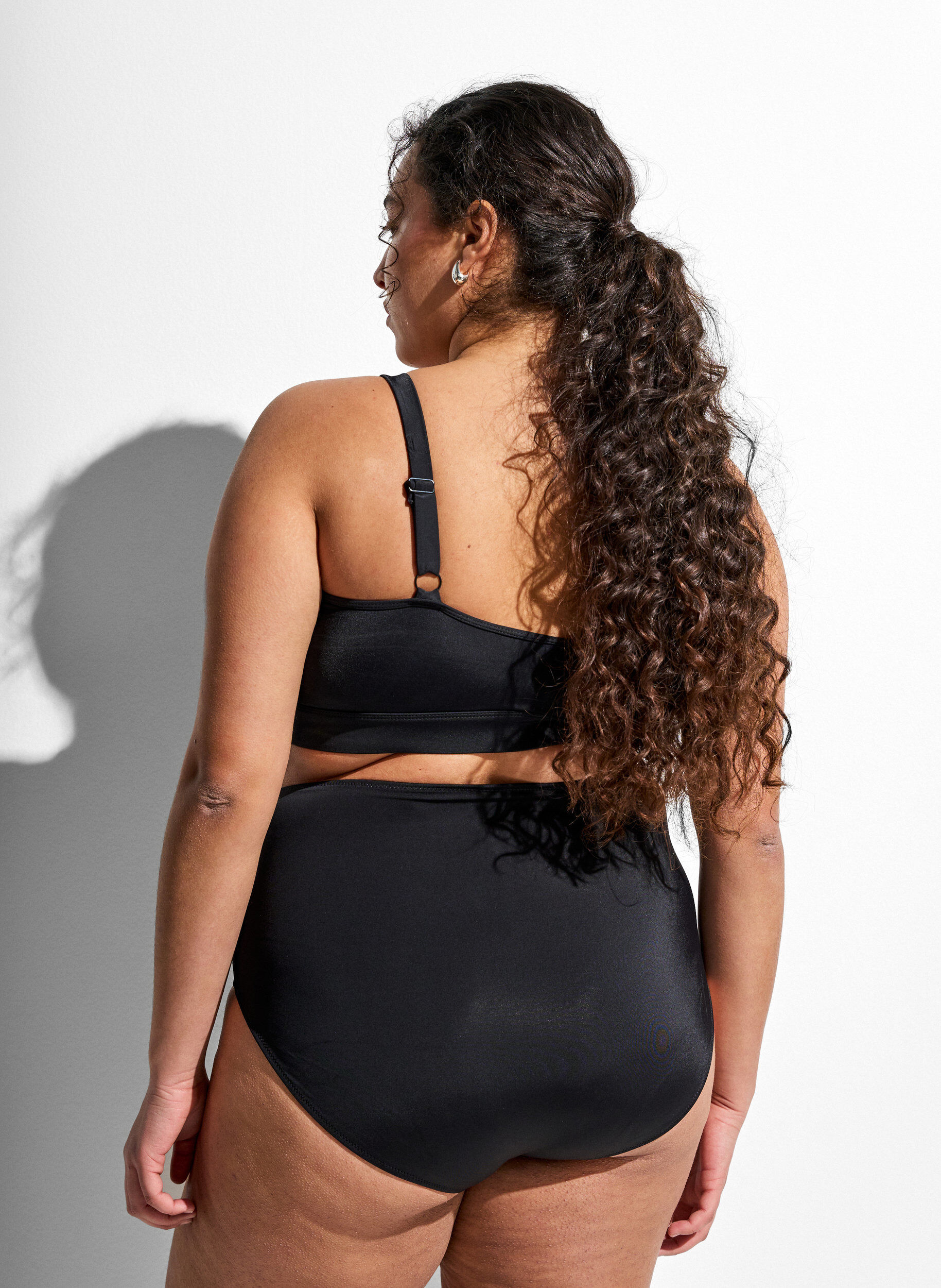 Zizzi Jednolity kolor, wysoki stan d&oacute;l bikini, Czarne, Model image number 1