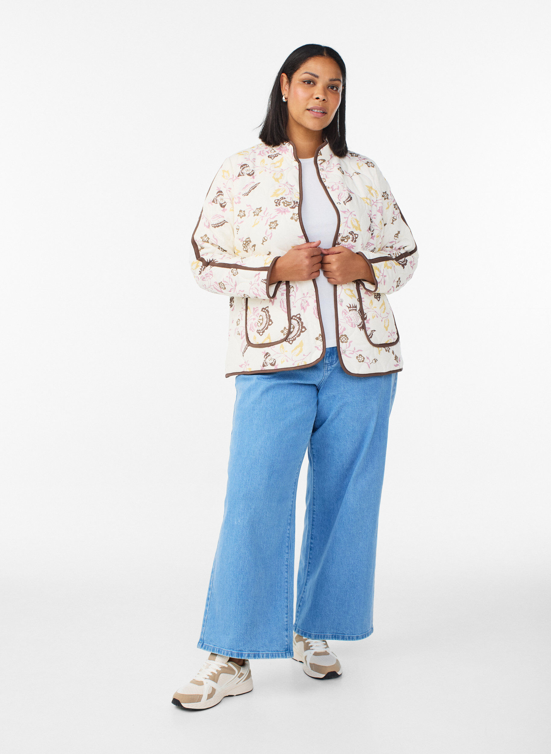 Zizzi Pikowana kurtka z guziki i nadrukiem kwiatowym, Beżowy, Model image number 1