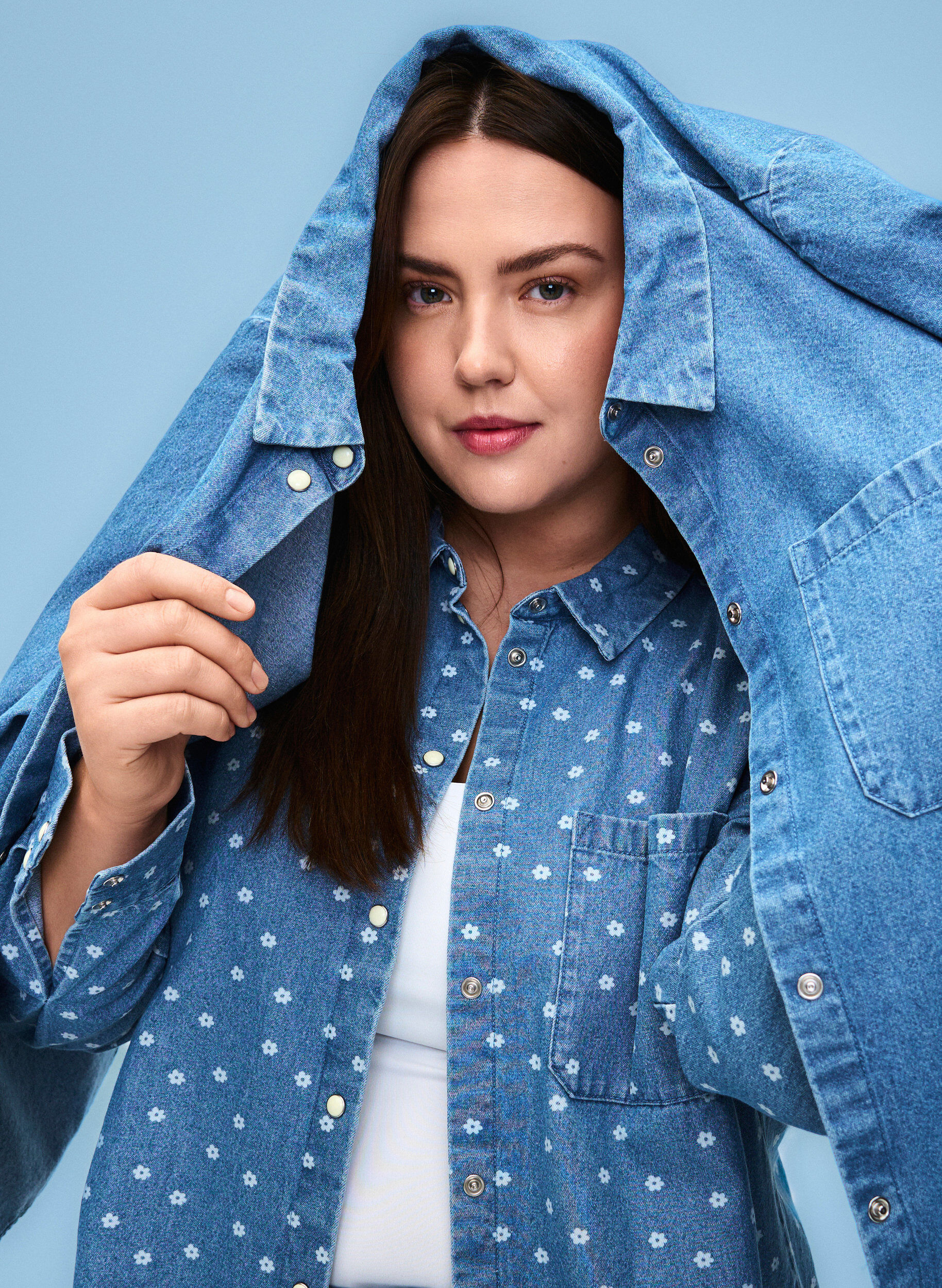 Zizzi Jeansowa koszula w kwiaty z kieszenia na piersi, Light Blue w.Flowers, Image image number 0