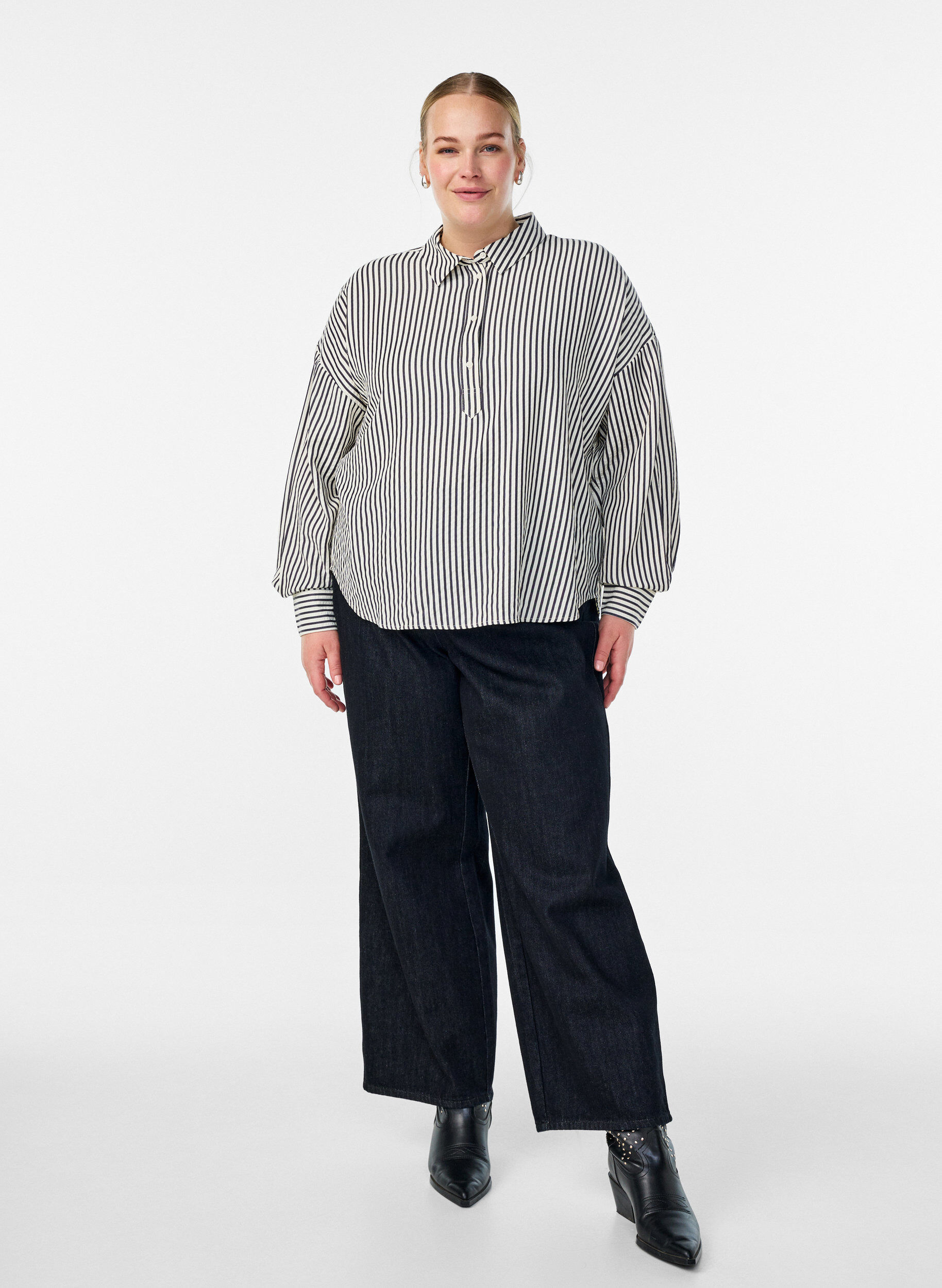 Zizzi Koszula w paski z ozdobnym guzikiem z tylu, Czarne, Model image number 1