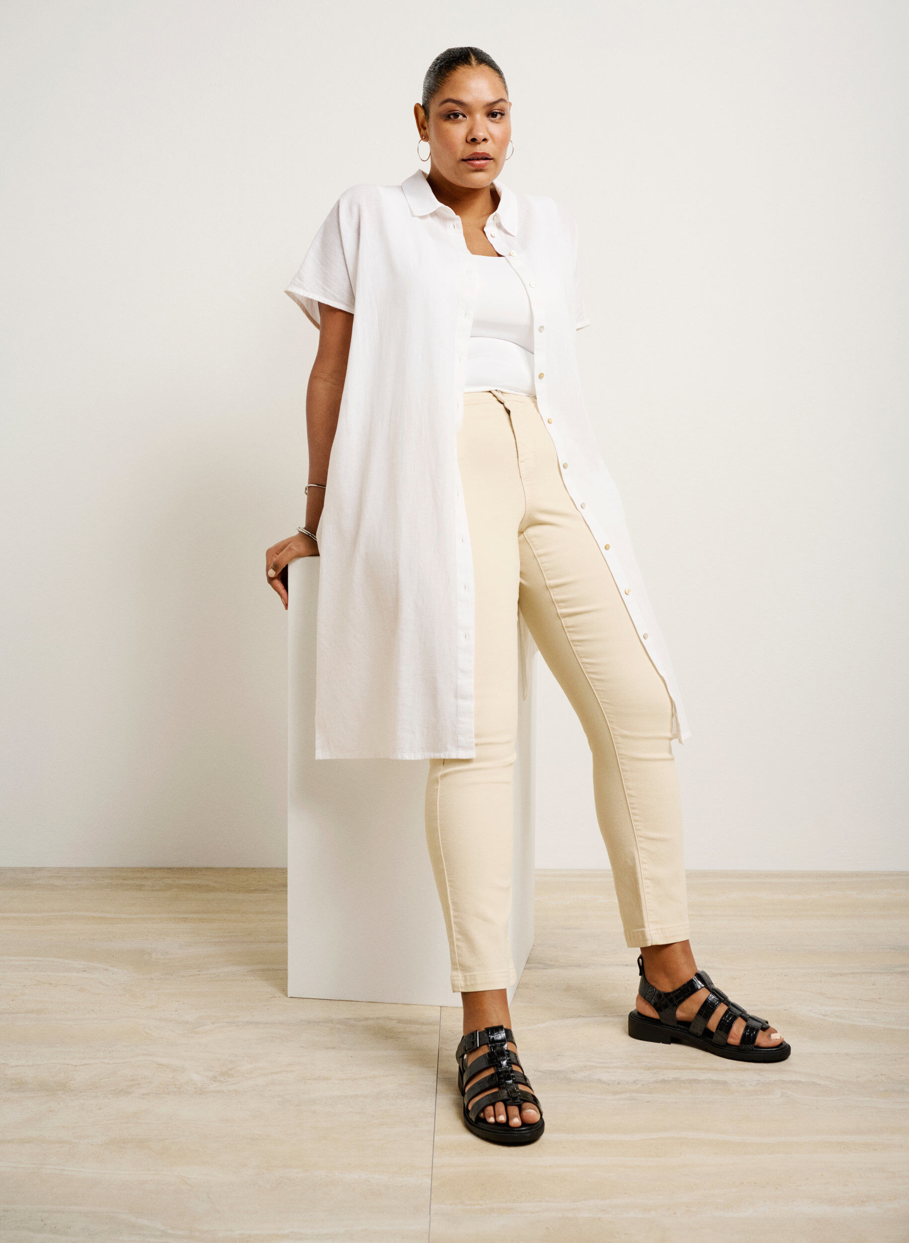 Zizzi Szerokie sandaly z blyszczacej sk&oacute;ry ze wzorem sk&oacute;ry krokodyla, Black, Image image number 0