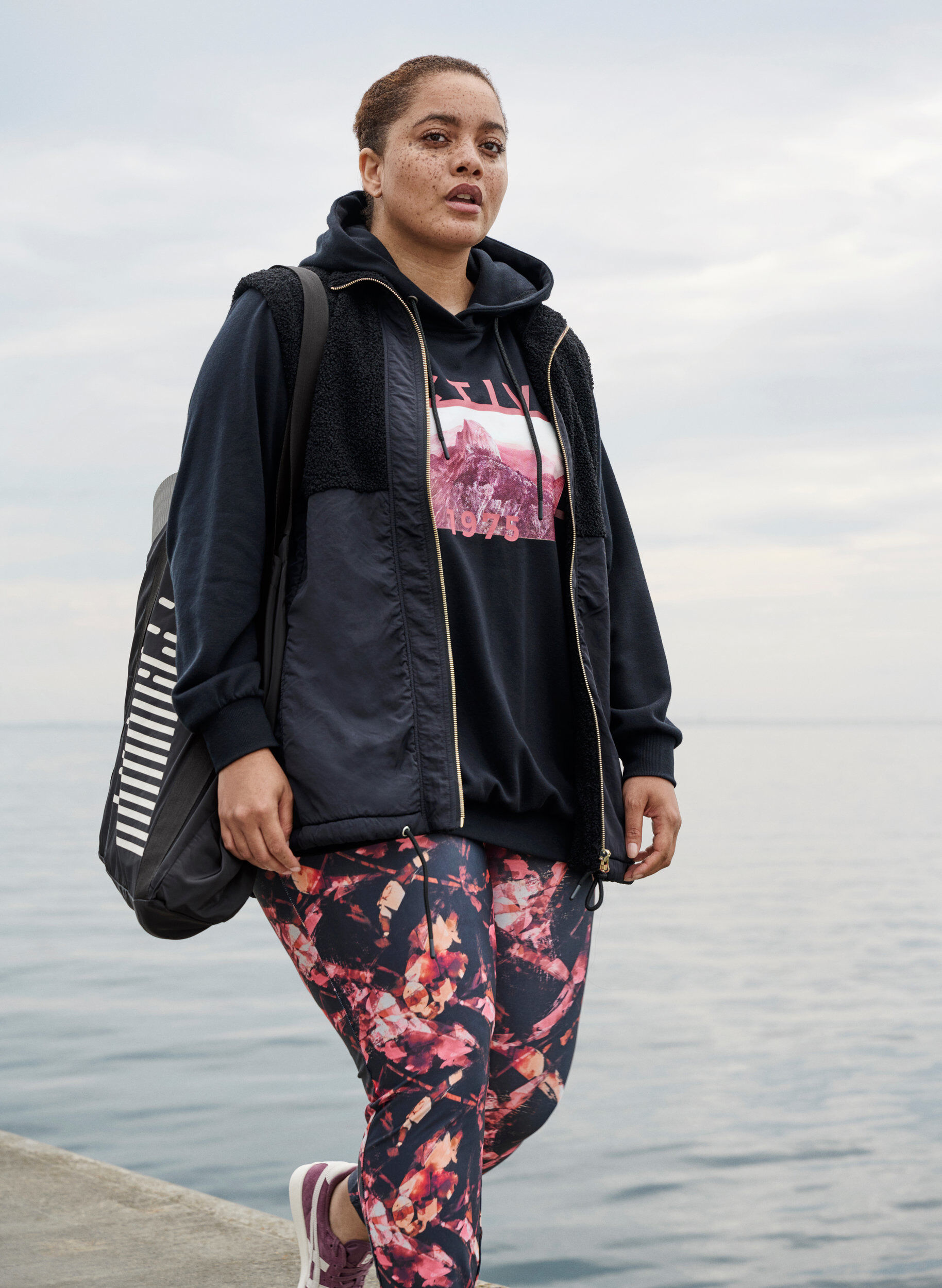 Zizzi Short vest with teddy and zip, Black, Image image number 0