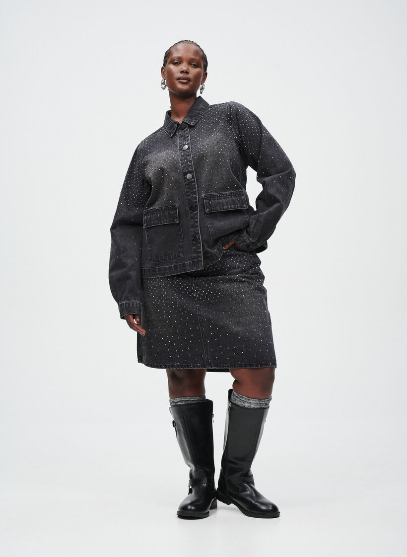 Denim z kamiennymi detalami, , Model