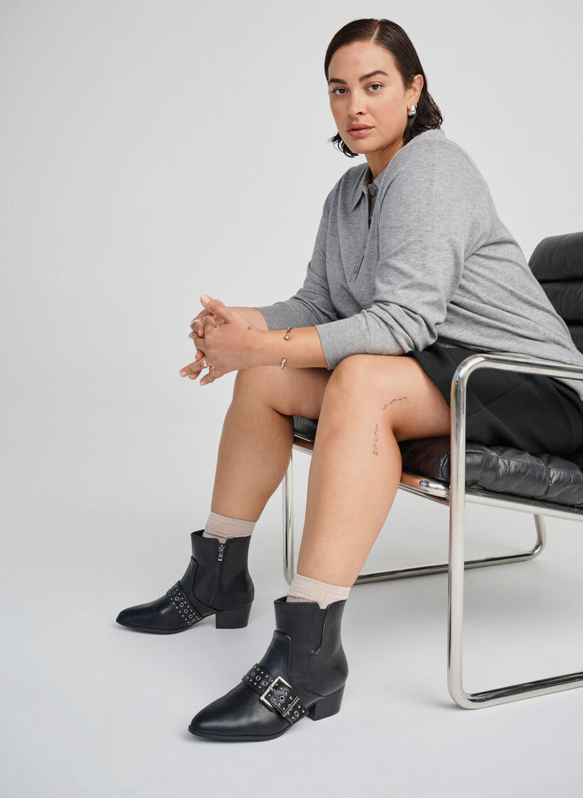 Szerokie - Skórzany botek na kostke z paskiem i cwiekami, Czarne, Image