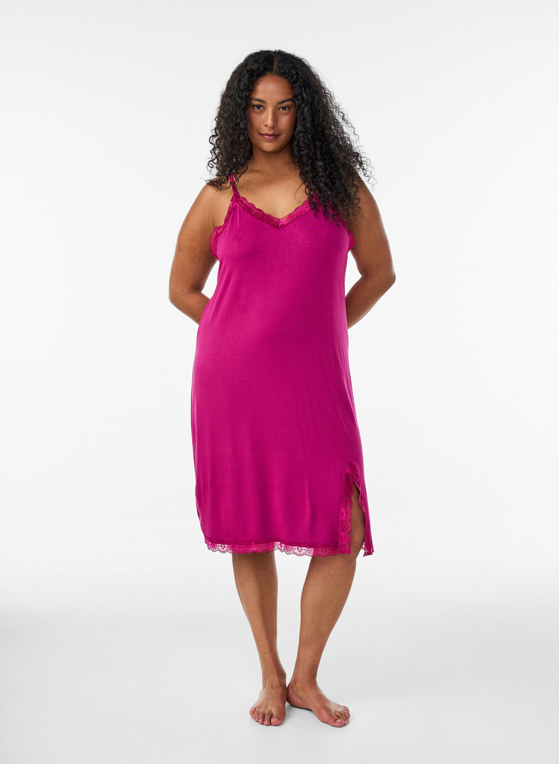 ZizziSzlafrok nocny z wiskozy z koronka i rozcieciami, Czerwony, Model image number 0