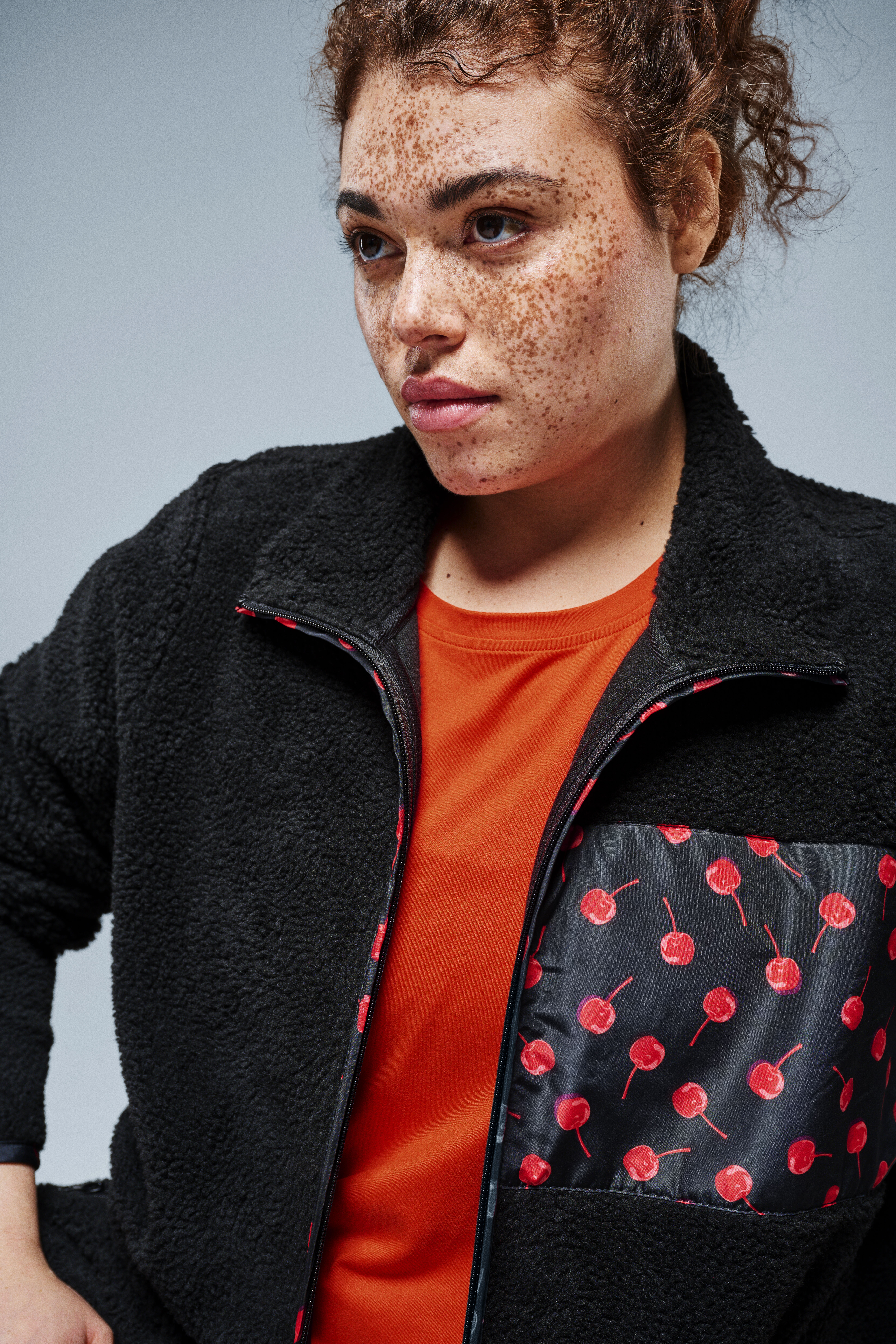 Zizzi Kurtka z polaru teddy z wiśniowymi detalami, , Model