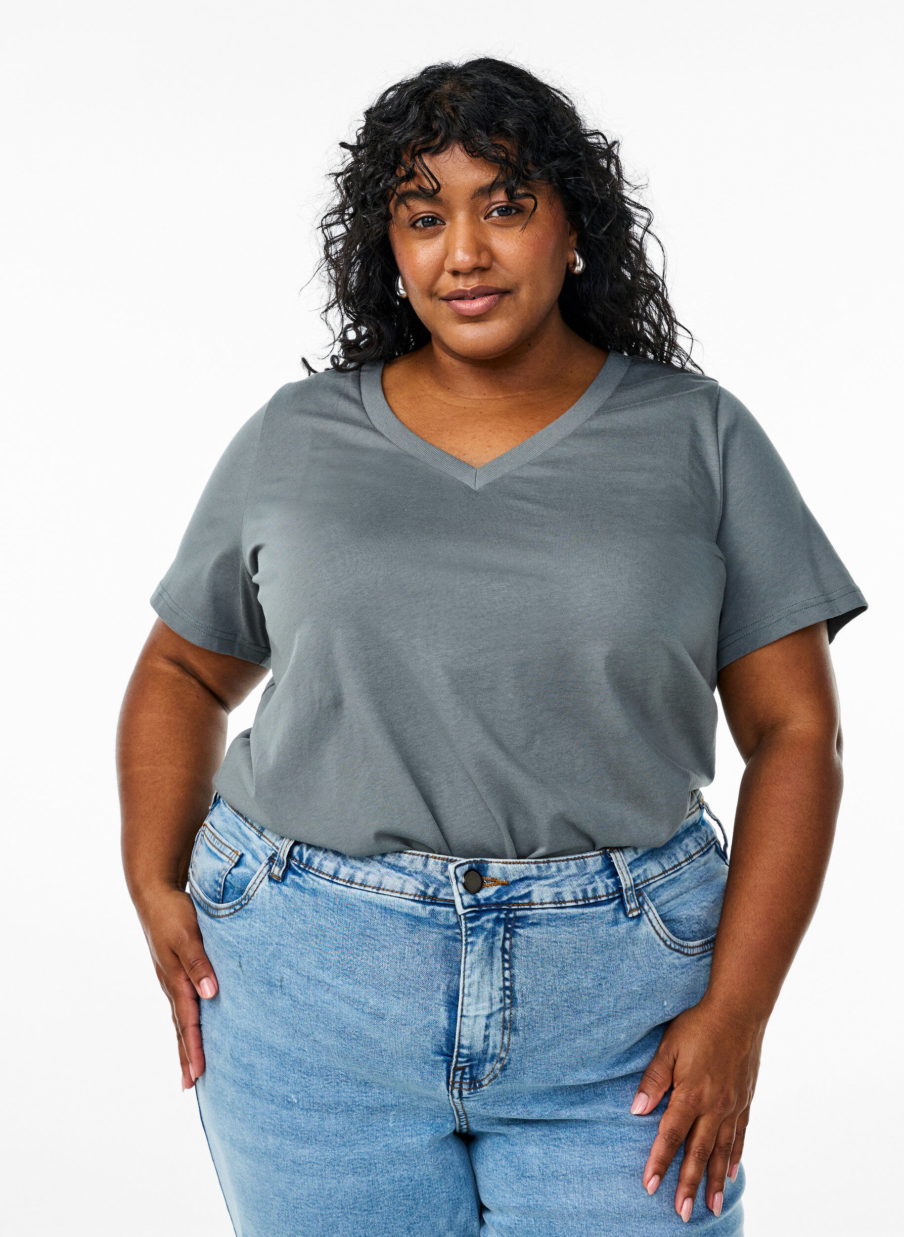 Podstawowy bawelniany t-shirt z dekoltem w szpic, Zielony, Model