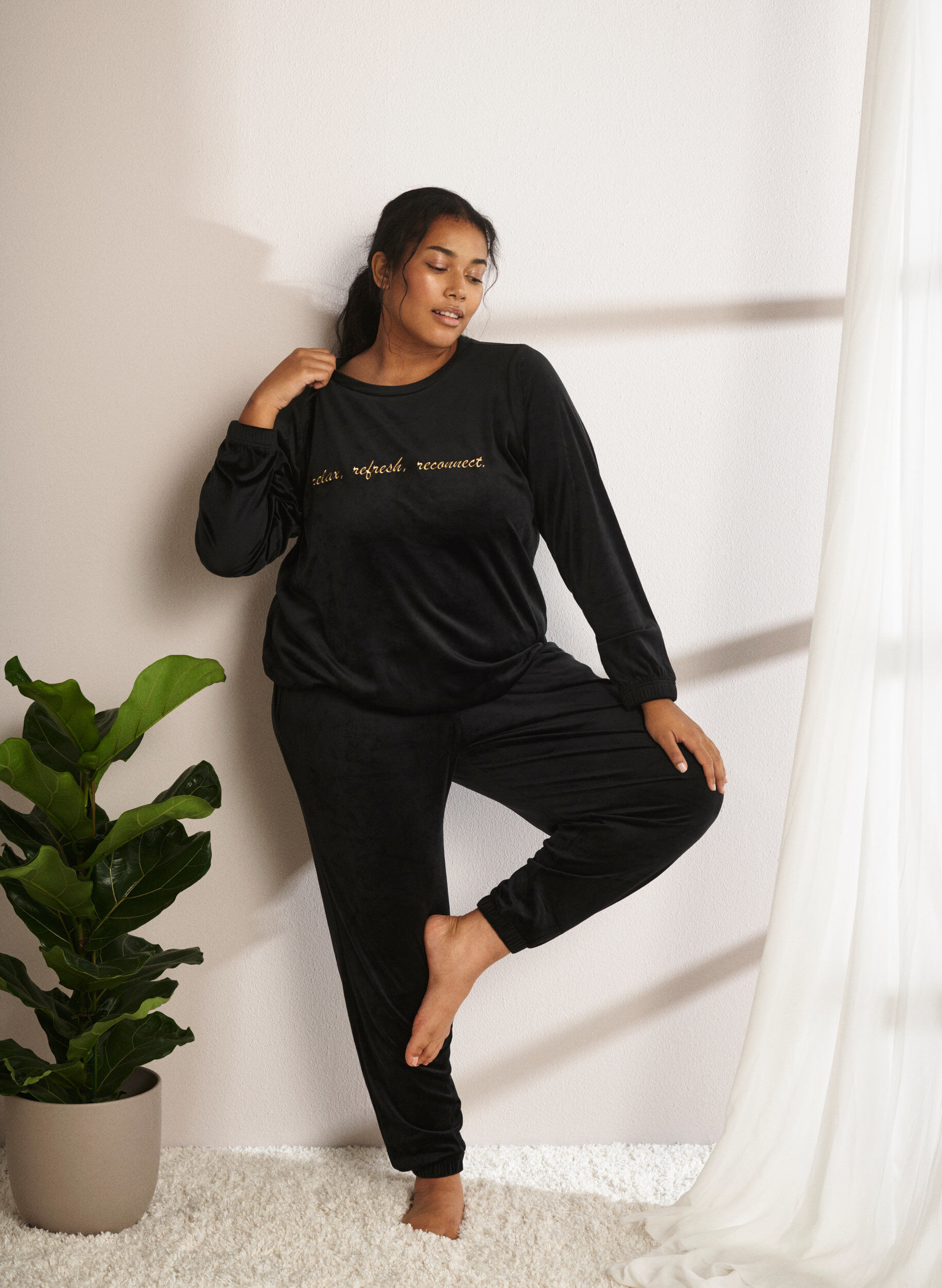 Zizzi Welurowa bluzka z haftowanym tekstem, Black, Image image number 0