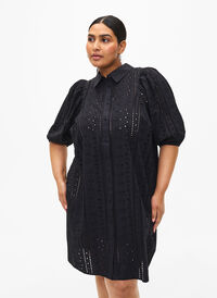 Bawelniana sukienka koszulowa z haftem angielskim, Black, Model