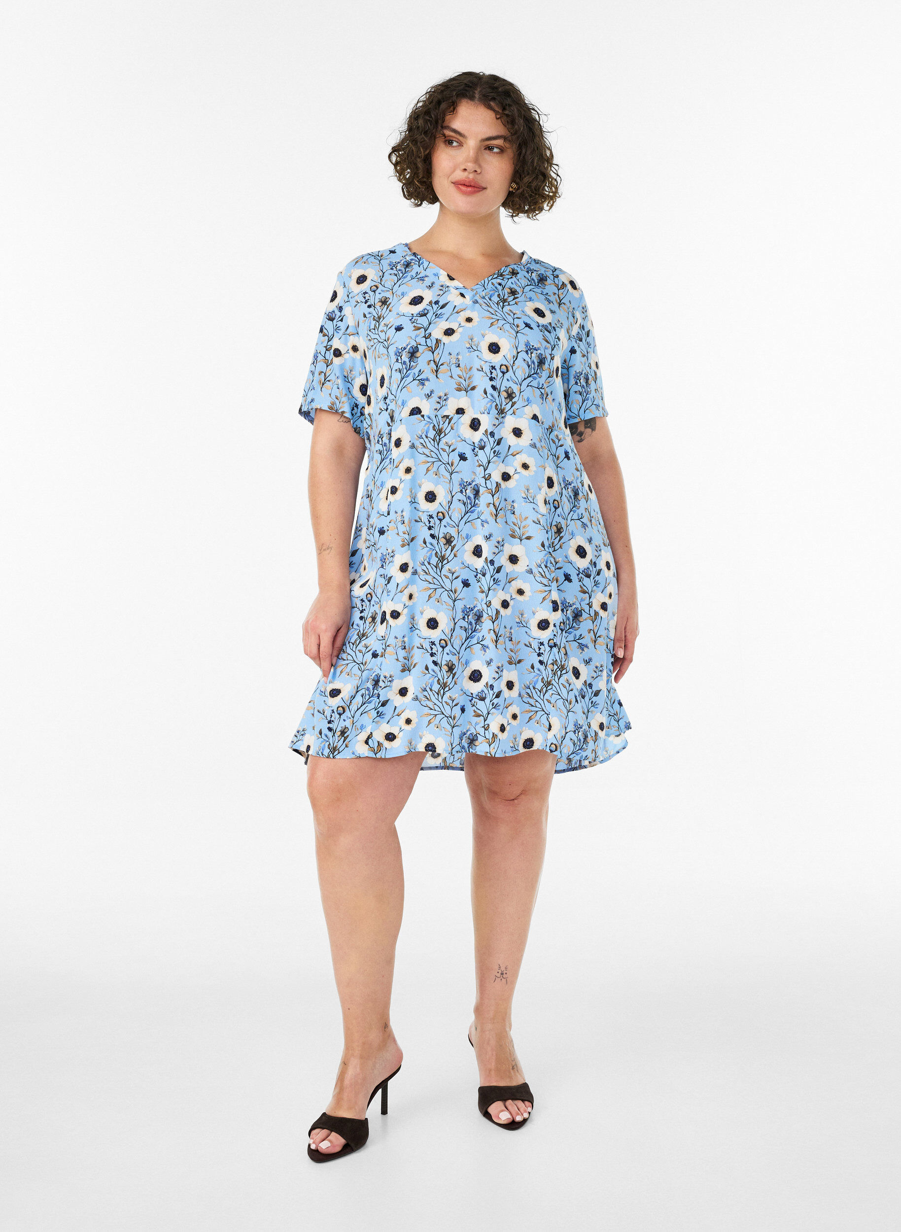 ZizziKr&oacute;tka sukienka z kwiatowym nadrukiem, Niebieskie, Model image number 1