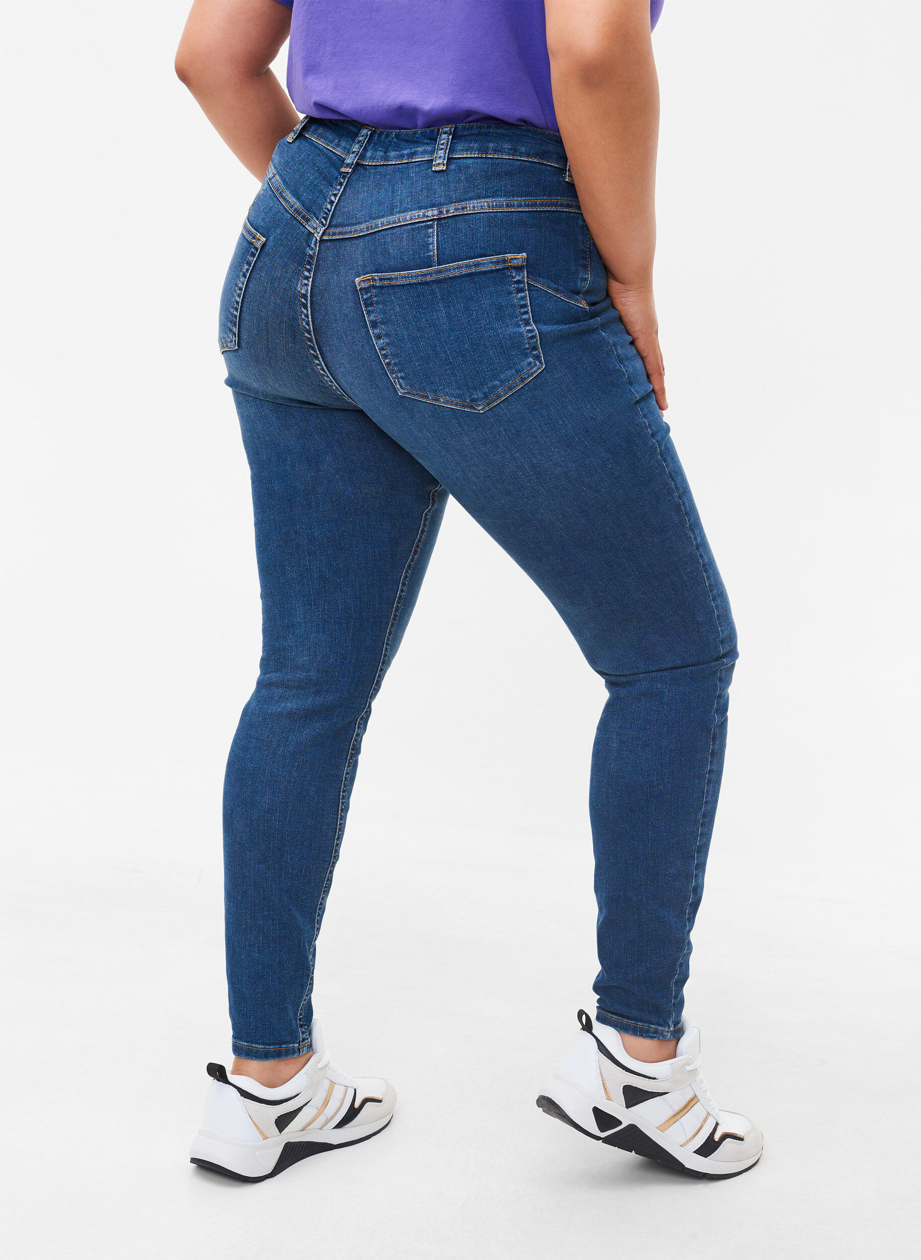 Zizzi High-waisted Amy jeans with push-up effect, Blue denim, Model image number 1