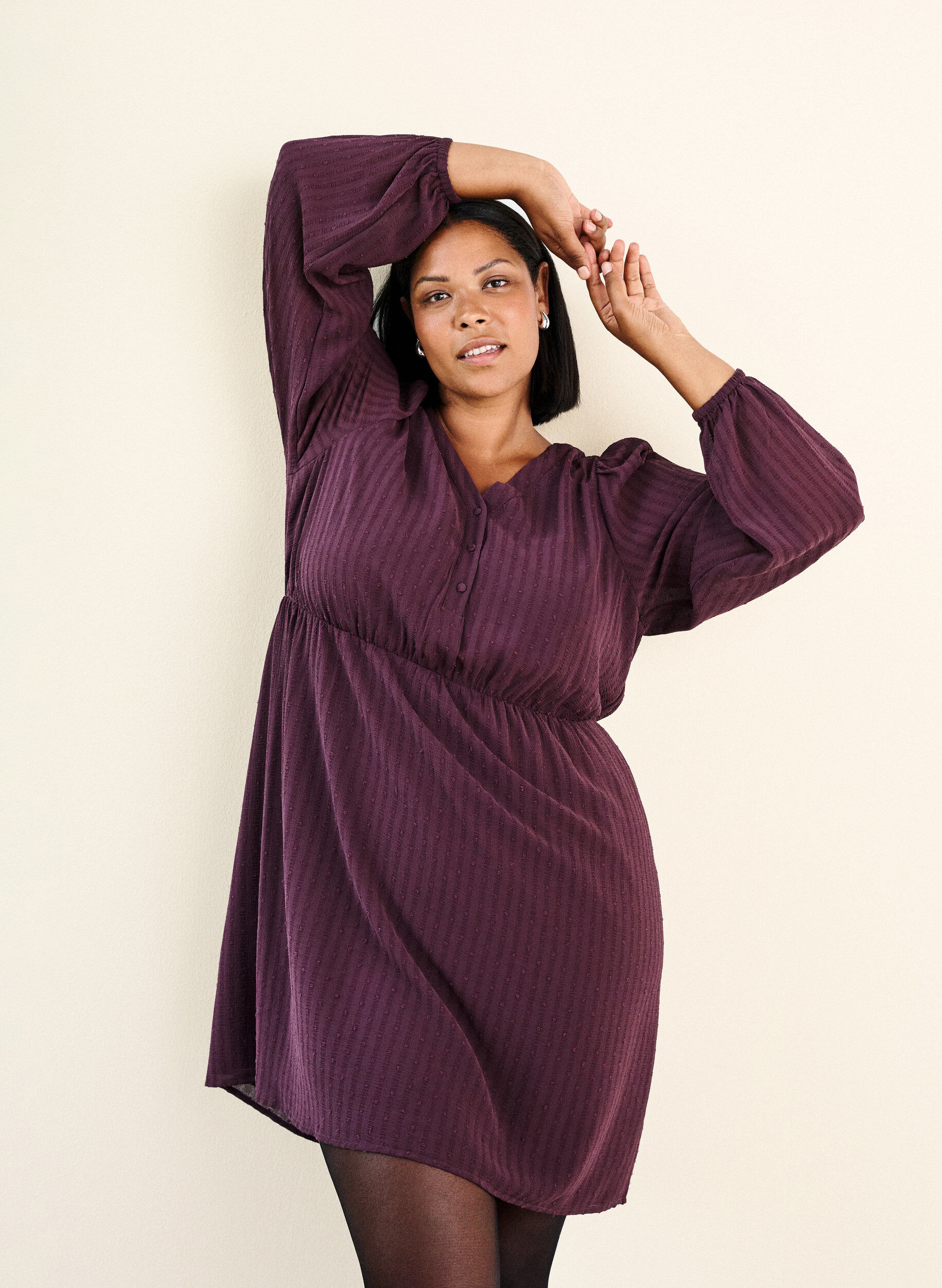 Zizzi Kr&oacute;tka sukienka z tonalnymi paskami i wypuklymi kropkami, Ciemnobordowy, Image image number 0